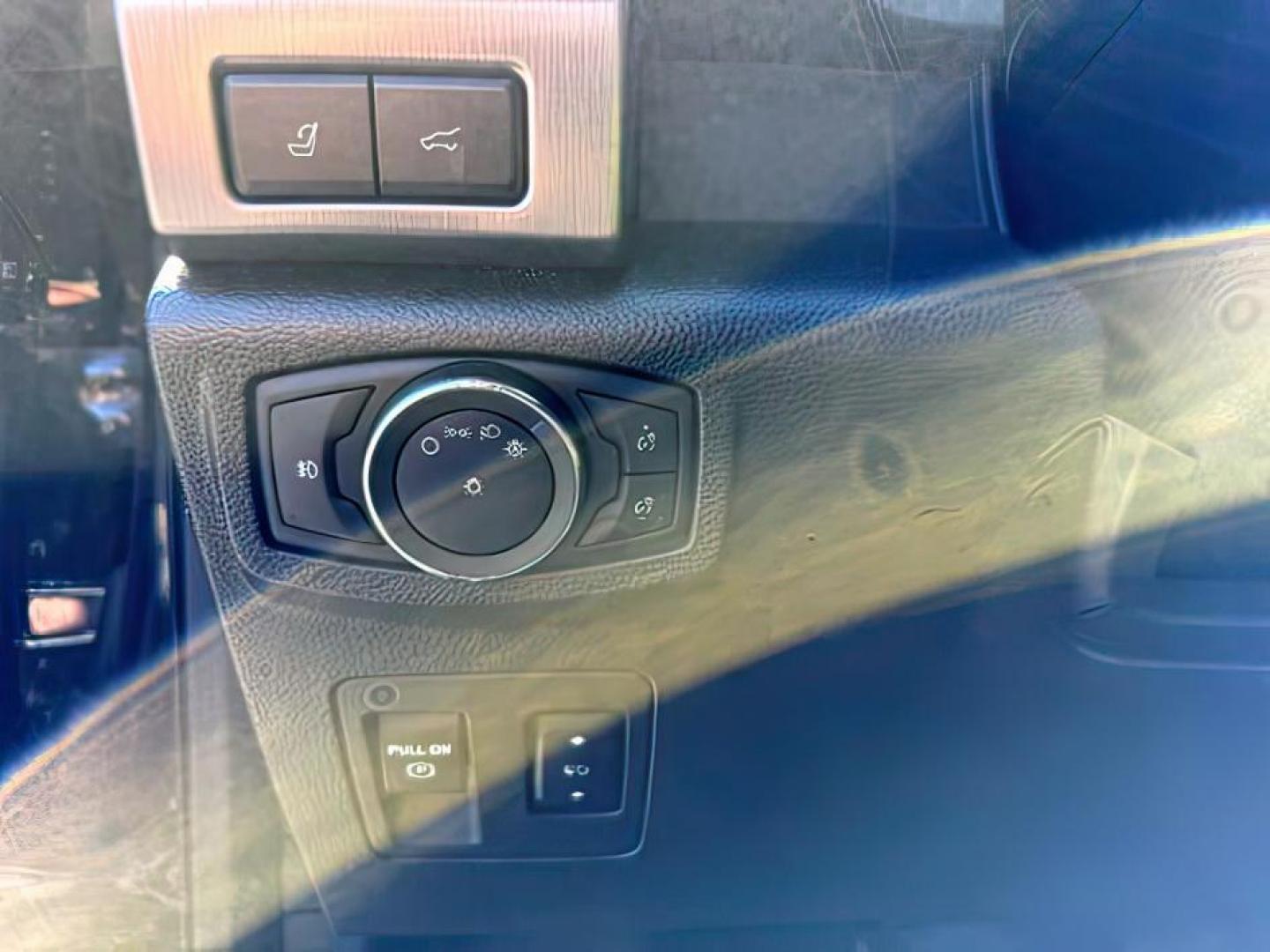 2019 BLACK /LEATHER Ford Expedition (1FMJU1MT0KE) with an 35L V6 DOHC 24V FFV engine, Automatic transmission, located at 1175 N Woodruff Ave, Idaho Falls, ID, 83401, 43.506901, -111.999657 - At Timberline Auto, finding a great deal on your next vehicle is always easy! Our experienced sales staff's goal is to help find you the right vehicle at the right price! Our knowledgeable finance department has options for almost any credit score. We offer extended service contract options to prote - Photo#23