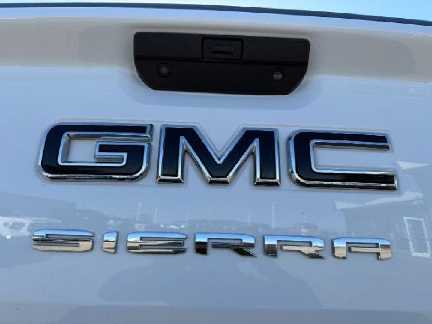2021 Summit White /Jet Black GMC Sierra 1500 4WD Crew Cab Short Box Elevation (3GTU9CET8MG) with an Duramax 3L I-6 diesel direct injection engine, AUTOMATIC transmission, located at 1235 N Woodruff Ave., Idaho Falls, 83401, (208) 523-1053, 43.507172, -112.000488 - At Timberline Auto, finding a great deal on your next vehicle is always easy! Our experienced sales staff's goal is to help find you the right vehicle at the right price! Our knowledgeable finance department has options for almost any credit score. We offer extended service contract options to prote - Photo#4