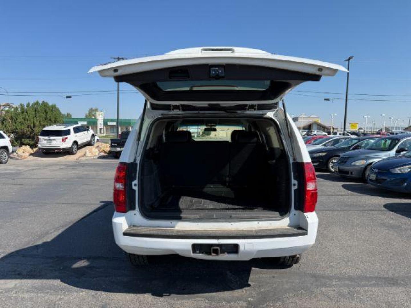 2009 Summit White /Ebony Chevrolet Tahoe (1GNFK13069R) with an 53 engine, Automatic transmission, located at 1175 N Woodruff Ave, Idaho Falls, ID, 83401, 43.506901, -111.999657 - At Timberline Auto, finding a great deal on your next vehicle is always easy! Our experienced sales staff's goal is to help find you the right vehicle at the right price! Our knowledgeable finance department has options for almost any credit score. We offer extended service contract options to prote - Photo#24