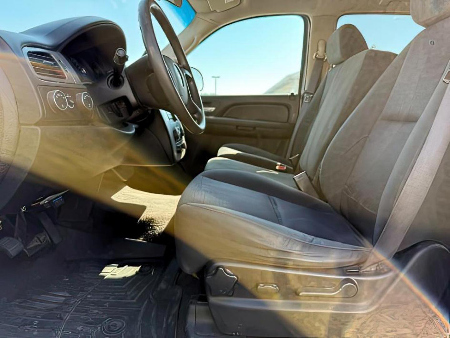 2009 Summit White /Ebony Chevrolet Tahoe (1GNFK13069R) with an 53 engine, Automatic transmission, located at 1175 N Woodruff Ave, Idaho Falls, ID, 83401, 43.506901, -111.999657 - At Timberline Auto, finding a great deal on your next vehicle is always easy! Our experienced sales staff's goal is to help find you the right vehicle at the right price! Our knowledgeable finance department has options for almost any credit score. We offer extended service contract options to prote - Photo#10