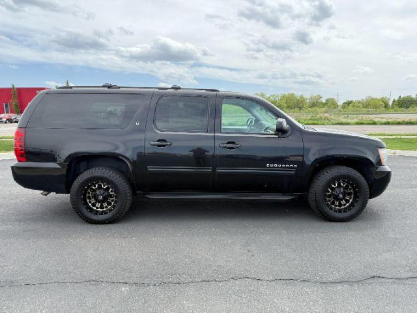2010 Black /Ebony Chevrolet Suburban 1500 LT1 (1GNUKJE38AR) with an Vortec 5.3L V-8 variable valve control engine, AUTOMATIC transmission, located at 1235 N Woodruff Ave., Idaho Falls, 83401, (208) 523-1053, 43.507172, -112.000488 - At Timberline Auto, finding a great deal on your next vehicle is always easy! Our experienced sales staff's goal is to help find you the right vehicle at the right price! Our knowledgeable finance department has options for almost any credit score. We offer extended service contract options to prote - Photo#7