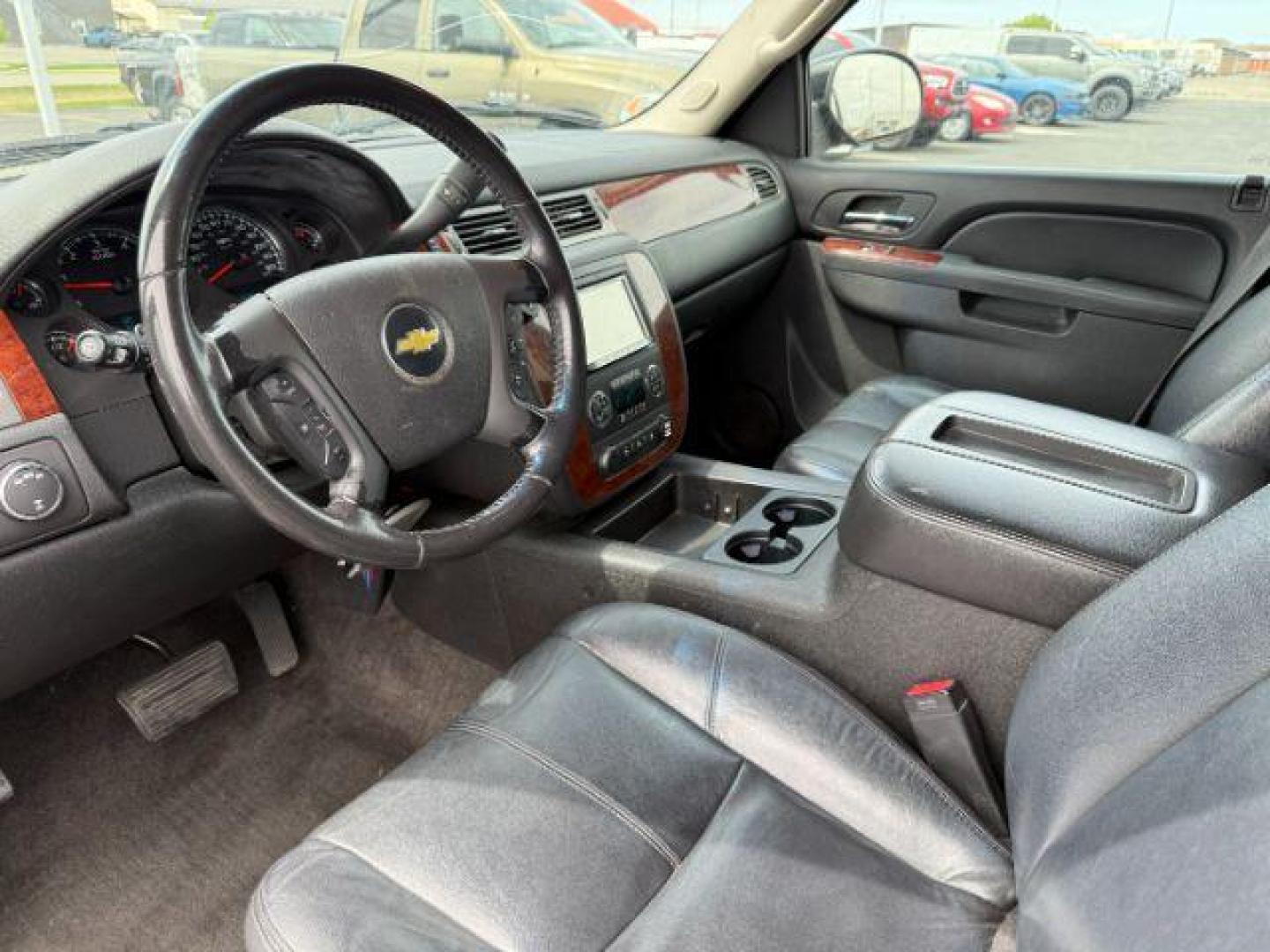 2010 Black /Ebony Chevrolet Suburban 1500 LT1 (1GNUKJE38AR) with an Vortec 5.3L V-8 variable valve control engine, AUTOMATIC transmission, located at 1235 N Woodruff Ave., Idaho Falls, 83401, (208) 523-1053, 43.507172, -112.000488 - At Timberline Auto, finding a great deal on your next vehicle is always easy! Our experienced sales staff's goal is to help find you the right vehicle at the right price! Our knowledgeable finance department has options for almost any credit score. We offer extended service contract options to prote - Photo#12