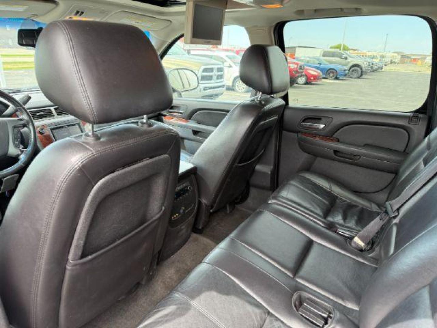 2010 Black /Ebony Chevrolet Suburban 1500 LT1 (1GNUKJE38AR) with an Vortec 5.3L V-8 variable valve control engine, AUTOMATIC transmission, located at 1235 N Woodruff Ave., Idaho Falls, 83401, (208) 523-1053, 43.507172, -112.000488 - At Timberline Auto, finding a great deal on your next vehicle is always easy! Our experienced sales staff's goal is to help find you the right vehicle at the right price! Our knowledgeable finance department has options for almost any credit score. We offer extended service contract options to prote - Photo#21