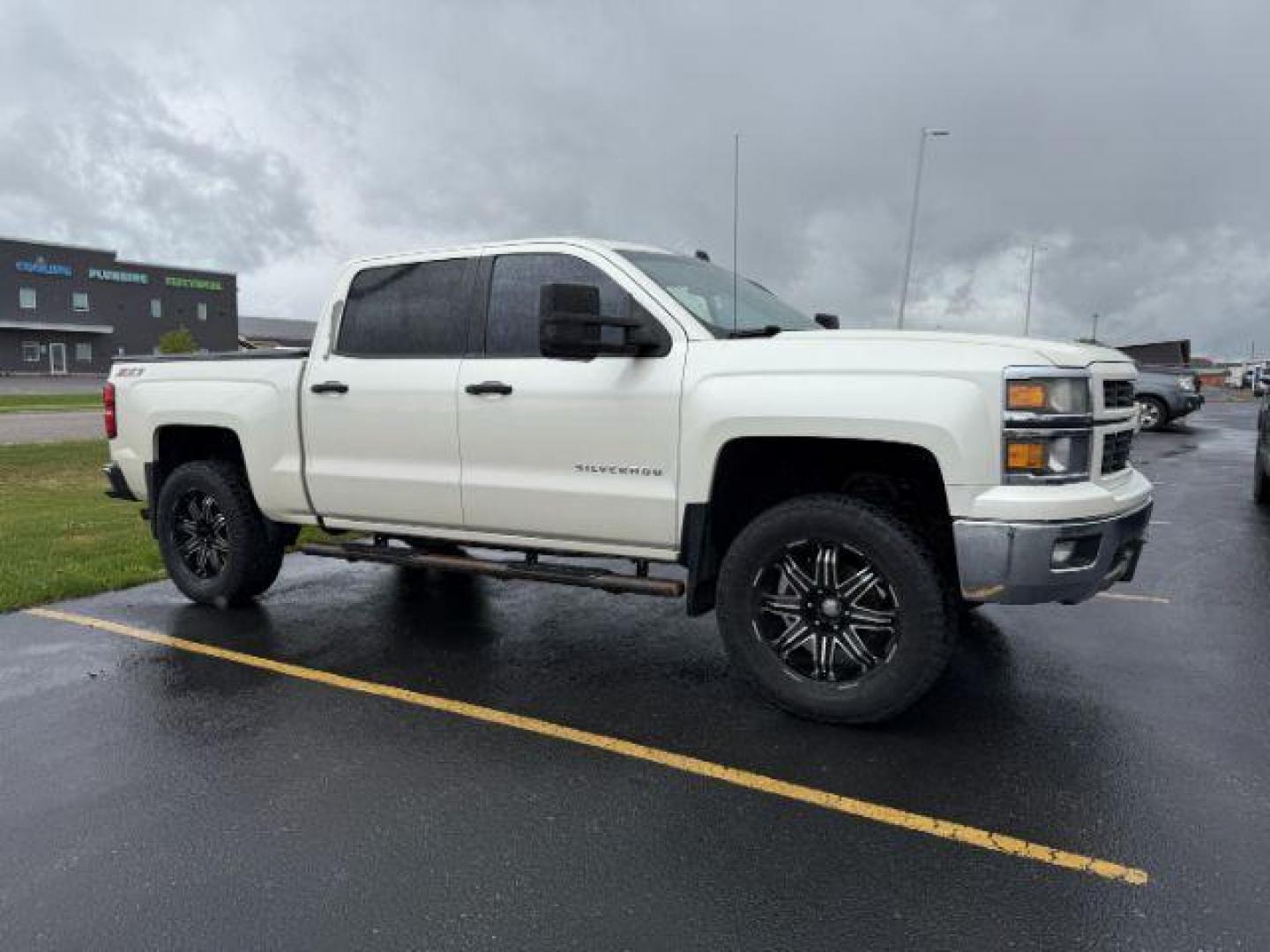 2014 WHITE /Jet Black Chevrolet Silverado 1500 2LT (3GCUKREC8EG) with an EcoTec3 5.3L V-8 gasoline direct injection engine, AUTOMATIC transmission, located at 1235 N Woodruff Ave., Idaho Falls, 83401, (208) 523-1053, 43.507172, -112.000488 - At Timberline Auto, finding a great deal on your next vehicle is always easy! Our experienced sales staff's goal is to help find you the right vehicle at the right price! Our knowledgeable finance department has options for almost any credit score. We offer extended service contract options to prote - Photo#0