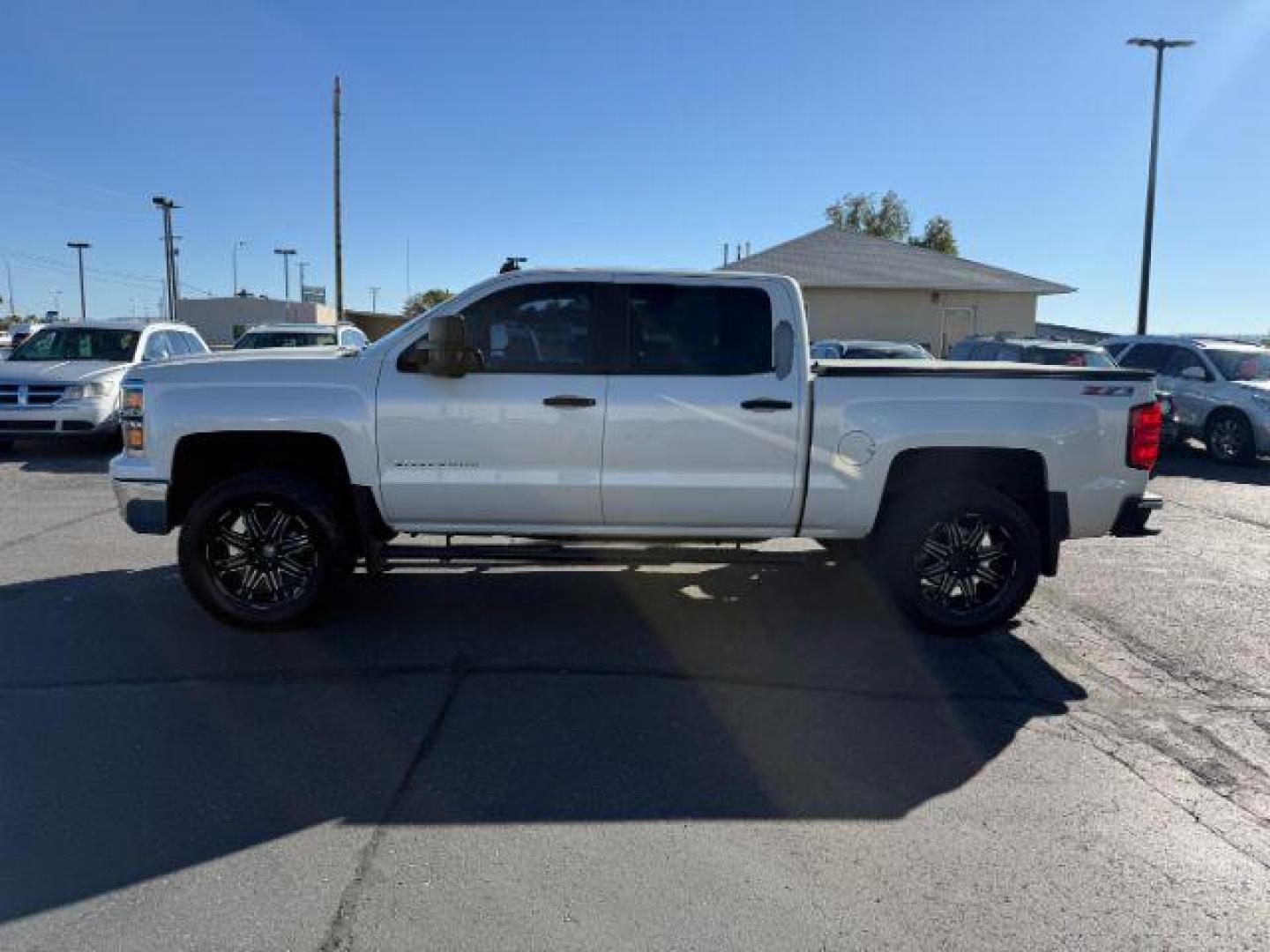 2014 WHITE /Jet Black Chevrolet Silverado 1500 (3GCUKREC8EG) with an EcoTec3 53L V-8 gasoline direct injection engine, Automatic transmission, located at 1175 N Woodruff Ave, Idaho Falls, ID, 83401, 43.506901, -111.999657 - At Timberline Auto, finding a great deal on your next vehicle is always easy! Our experienced sales staff's goal is to help find you the right vehicle at the right price! Our knowledgeable finance department has options for almost any credit score. We offer extended service contract options to prote - Photo#24