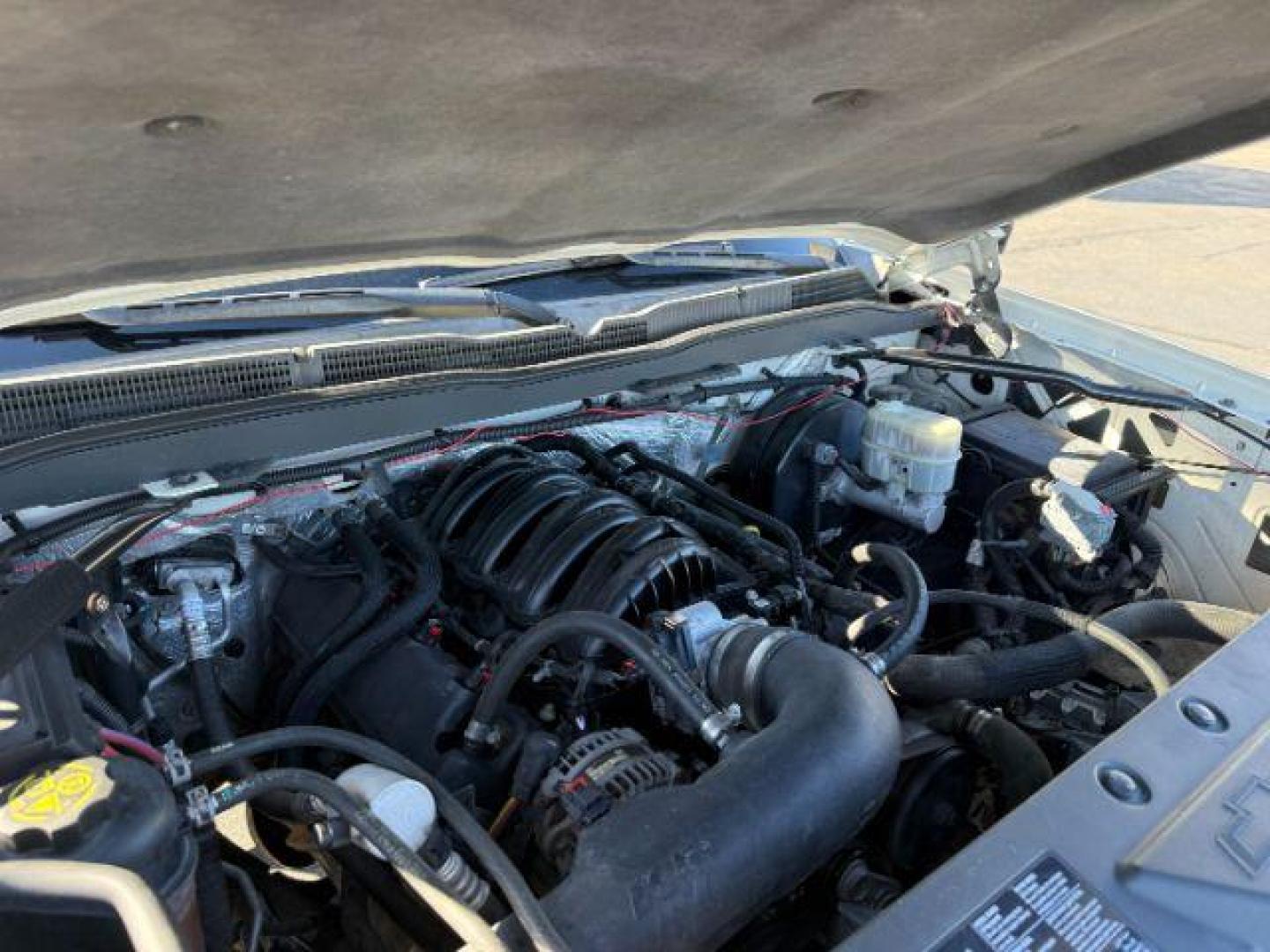2014 WHITE /Jet Black Chevrolet Silverado 1500 (3GCUKREC8EG) with an EcoTec3 53L V-8 gasoline direct injection engine, Automatic transmission, located at 1175 N Woodruff Ave, Idaho Falls, ID, 83401, 43.506901, -111.999657 - At Timberline Auto, finding a great deal on your next vehicle is always easy! Our experienced sales staff's goal is to help find you the right vehicle at the right price! Our knowledgeable finance department has options for almost any credit score. We offer extended service contract options to prote - Photo#45