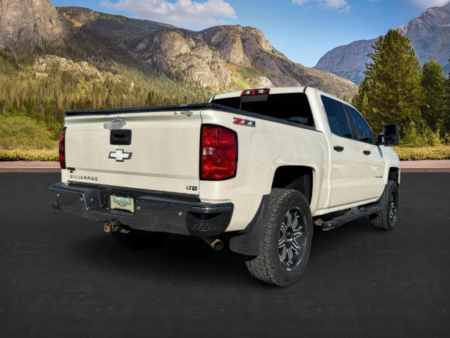 2014 WHITE /Jet Black Chevrolet Silverado 1500 (3GCUKREC8EG) with an EcoTec3 53L V-8 gasoline direct injection engine, Automatic transmission, located at 1175 N Woodruff Ave, Idaho Falls, ID, 83401, 43.506901, -111.999657 - At Timberline Auto, finding a great deal on your next vehicle is always easy! Our experienced sales staff's goal is to help find you the right vehicle at the right price! Our knowledgeable finance department has options for almost any credit score. We offer extended service contract options to prote - Photo#5