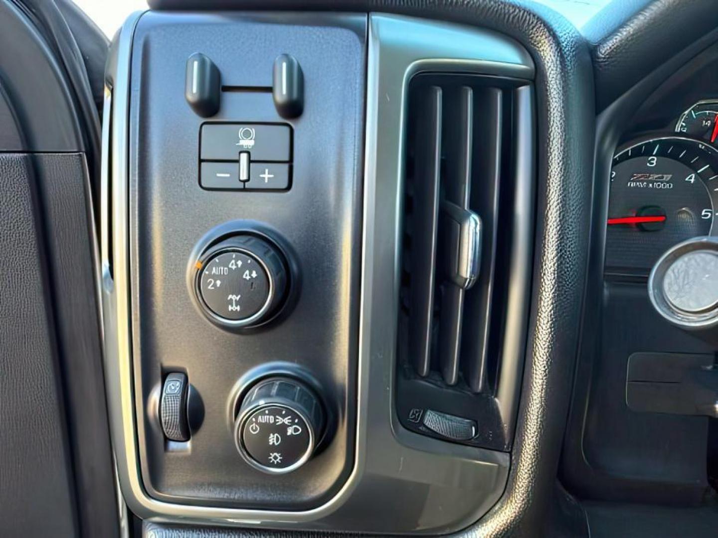 2014 WHITE /Jet Black Chevrolet Silverado 1500 (3GCUKREC8EG) with an EcoTec3 53L V-8 gasoline direct injection engine, Automatic transmission, located at 1175 N Woodruff Ave, Idaho Falls, ID, 83401, 43.506901, -111.999657 - At Timberline Auto, finding a great deal on your next vehicle is always easy! Our experienced sales staff's goal is to help find you the right vehicle at the right price! Our knowledgeable finance department has options for almost any credit score. We offer extended service contract options to prote - Photo#17