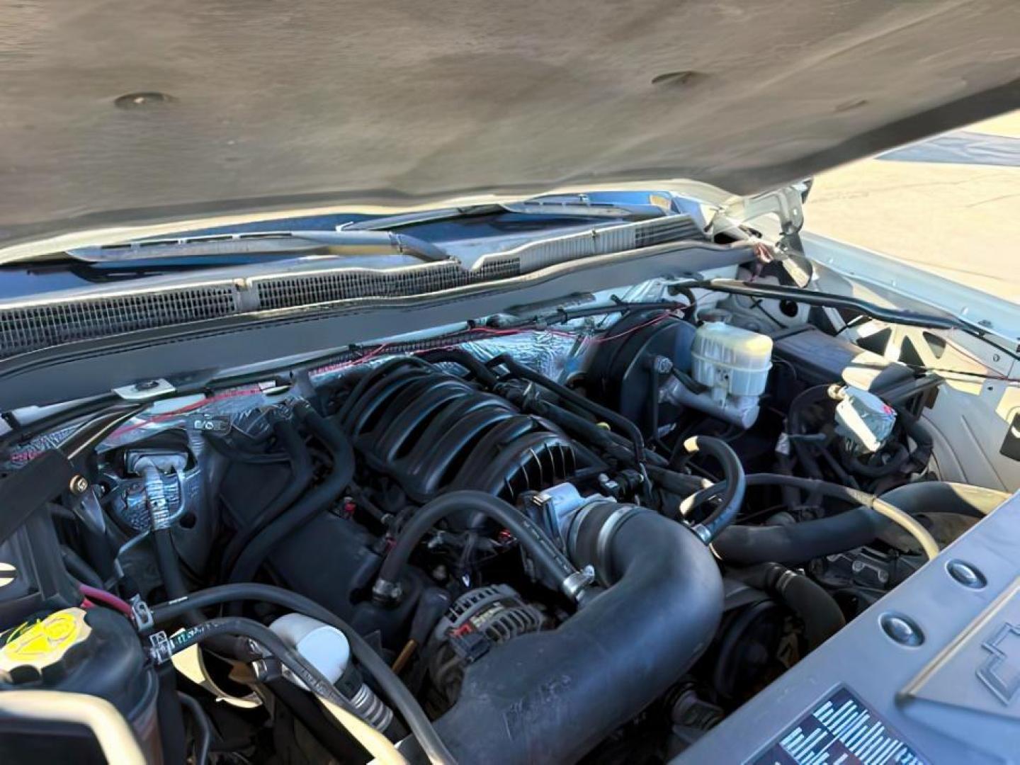 2014 WHITE /Jet Black Chevrolet Silverado 1500 (3GCUKREC8EG) with an EcoTec3 53L V-8 gasoline direct injection engine, Automatic transmission, located at 1175 N Woodruff Ave, Idaho Falls, ID, 83401, 43.506901, -111.999657 - At Timberline Auto, finding a great deal on your next vehicle is always easy! Our experienced sales staff's goal is to help find you the right vehicle at the right price! Our knowledgeable finance department has options for almost any credit score. We offer extended service contract options to prote - Photo#22