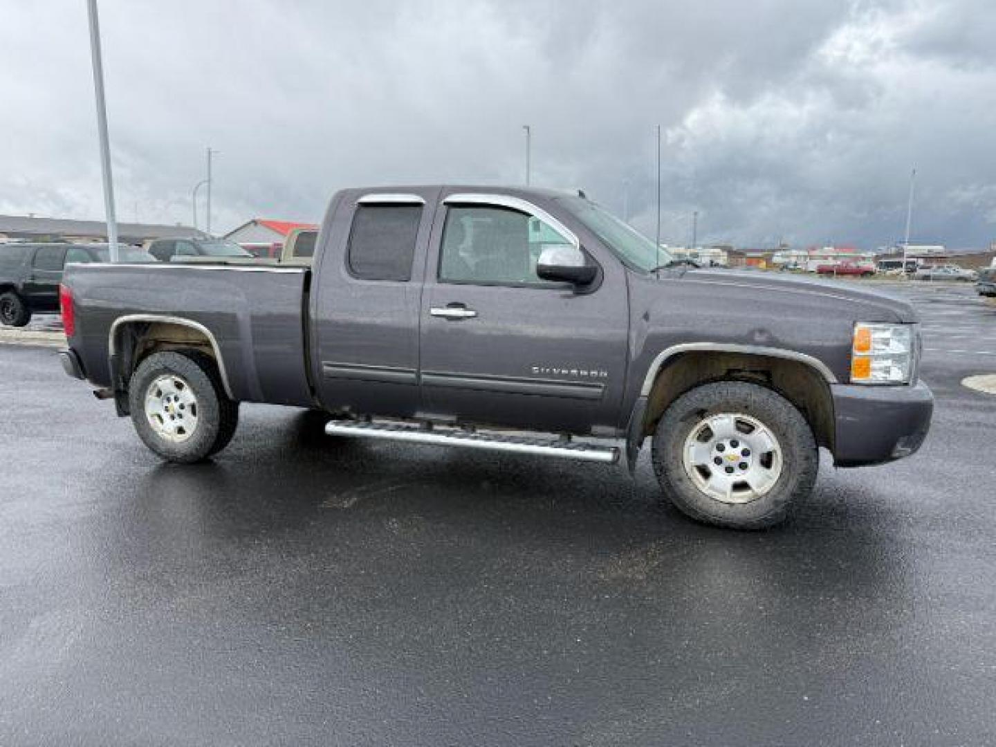 2011 GRAY /Ebony Chevrolet Silverado 1500 LT (1GCRKSE39BZ) with an VORTEC 5.3 engine, AUTOMATIC transmission, located at 1235 N Woodruff Ave., Idaho Falls, 83401, (208) 523-1053, 43.507172, -112.000488 - At Timberline Auto, finding a great deal on your next vehicle is always easy! Our experienced sales staff's goal is to help find you the right vehicle at the right price! Our knowledgeable finance department has options for almost any credit score. We offer extended service contract options to prote - Photo#0