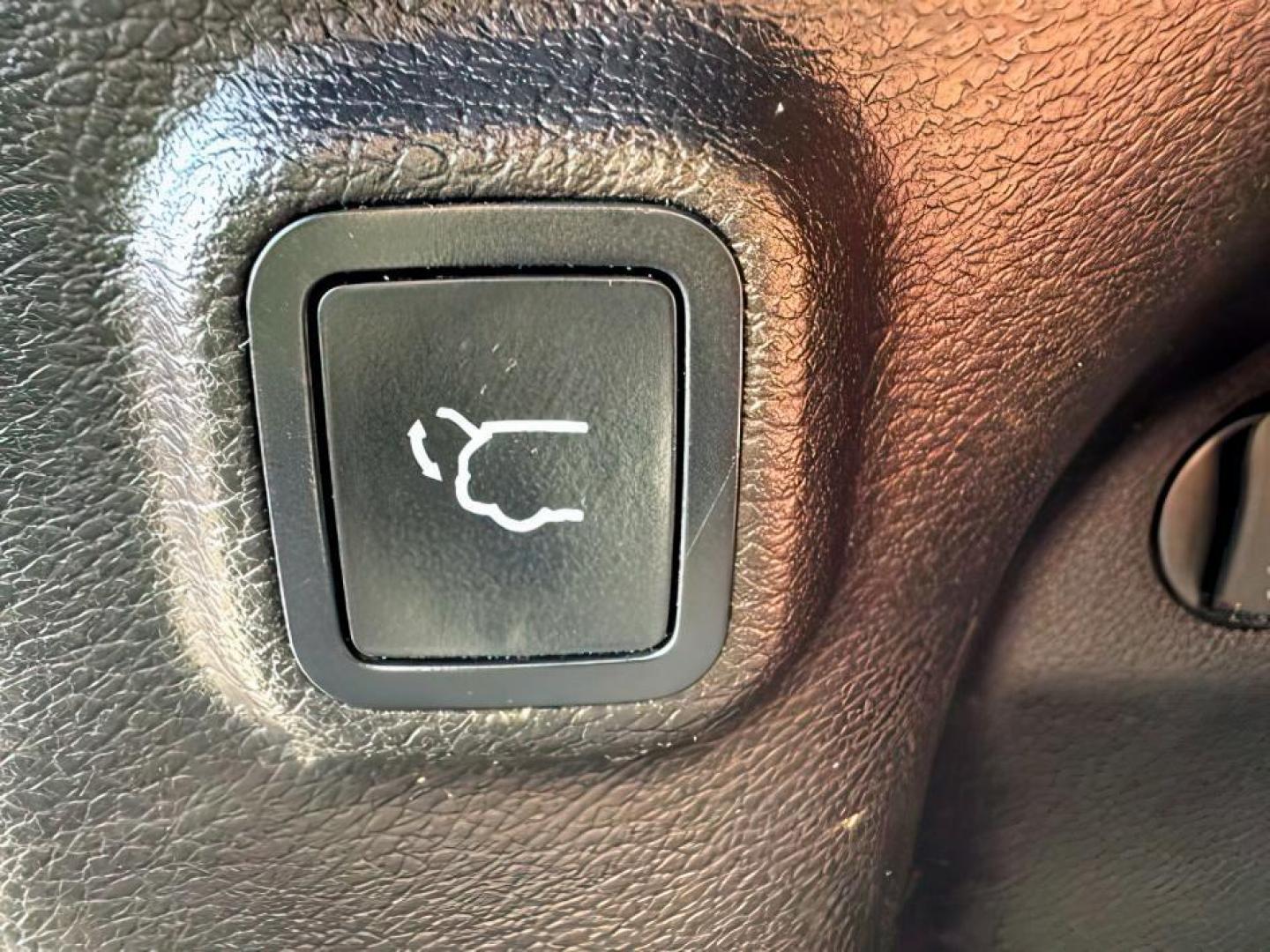2019 GRAY /Black Jeep Cherokee (1C4PJMLX3KD) with an Pentastar 32L V-6 DOHC engine, Automatic transmission, located at 1175 N Woodruff Ave, Idaho Falls, ID, 83401, 43.506901, -111.999657 - At Timberline Auto, finding a great deal on your next vehicle is always easy! Our experienced sales staff's goal is to help find you the right vehicle at the right price! Our knowledgeable finance department has options for almost any credit score. We offer extended service contract options to prote - Photo#6
