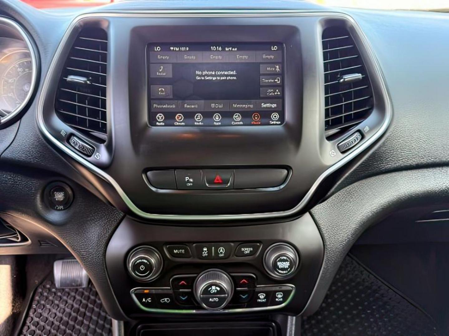 2019 GRAY /Black Jeep Cherokee (1C4PJMLX3KD) with an Pentastar 32L V-6 DOHC engine, Automatic transmission, located at 1175 N Woodruff Ave, Idaho Falls, ID, 83401, 43.506901, -111.999657 - At Timberline Auto, finding a great deal on your next vehicle is always easy! Our experienced sales staff's goal is to help find you the right vehicle at the right price! Our knowledgeable finance department has options for almost any credit score. We offer extended service contract options to prote - Photo#15