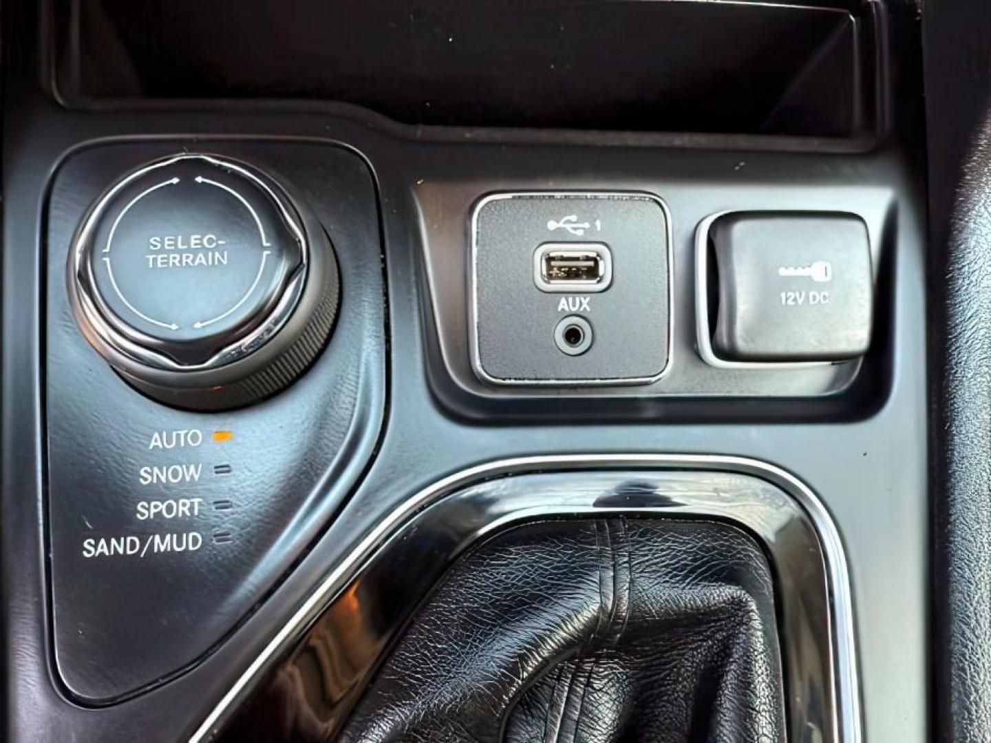2019 GRAY /Black Jeep Cherokee (1C4PJMLX3KD) with an Pentastar 32L V-6 DOHC engine, Automatic transmission, located at 1175 N Woodruff Ave, Idaho Falls, ID, 83401, 43.506901, -111.999657 - At Timberline Auto, finding a great deal on your next vehicle is always easy! Our experienced sales staff's goal is to help find you the right vehicle at the right price! Our knowledgeable finance department has options for almost any credit score. We offer extended service contract options to prote - Photo#17