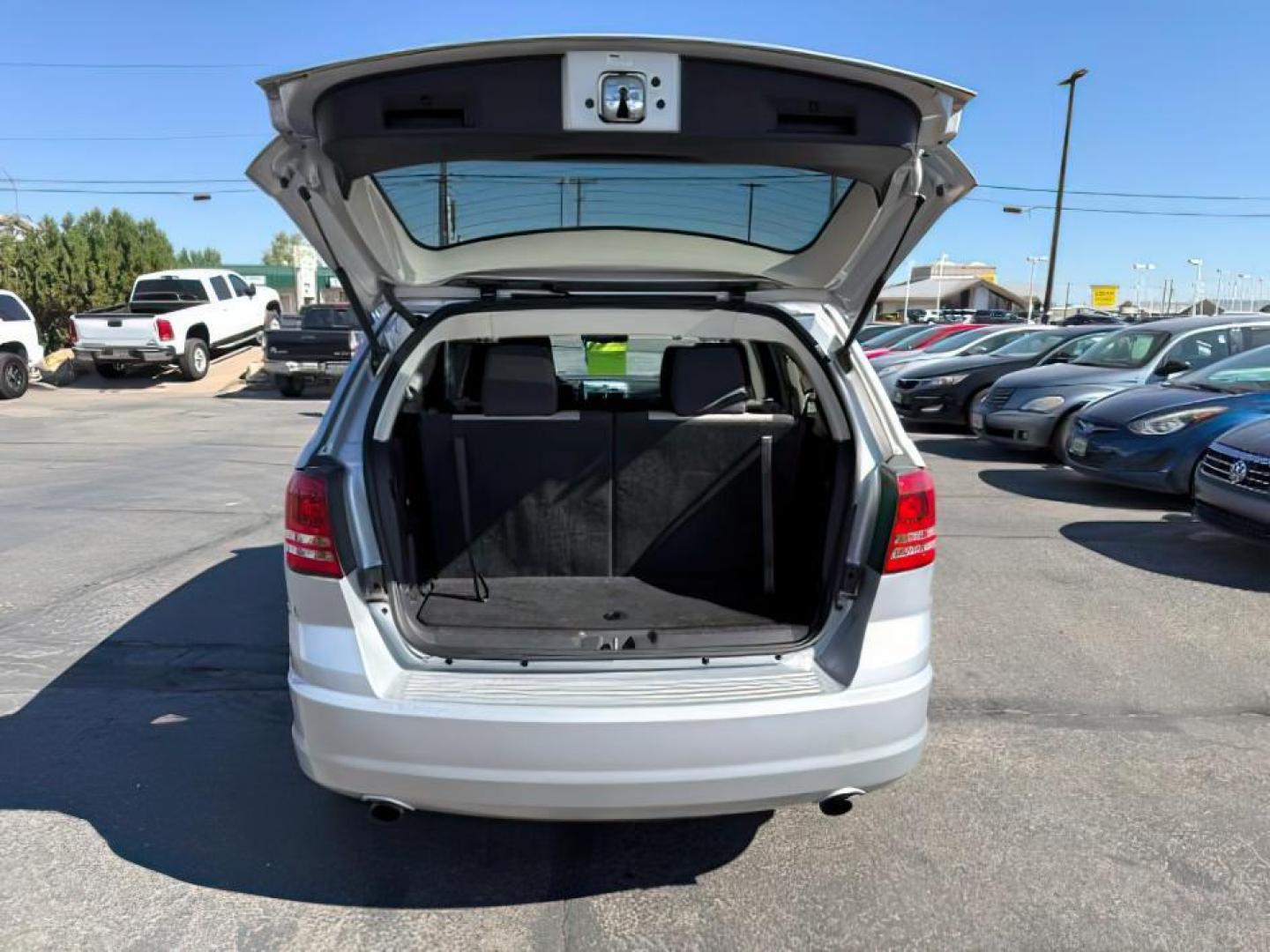 2009 SILVER /Dark Slate Gray/Light Graystone Dodge Journey (3D4GG57V89T) with an 35L V-6 regular unleaded engine, Automatic transmission, located at 1175 N Woodruff Ave, Idaho Falls, ID, 83401, 43.506901, -111.999657 - At Timberline Auto, finding a great deal on your next vehicle is always easy! Our experienced sales staff's goal is to help find you the right vehicle at the right price! Our knowledgeable finance department has options for almost any credit score. We offer extended service contract options to prote - Photo#4