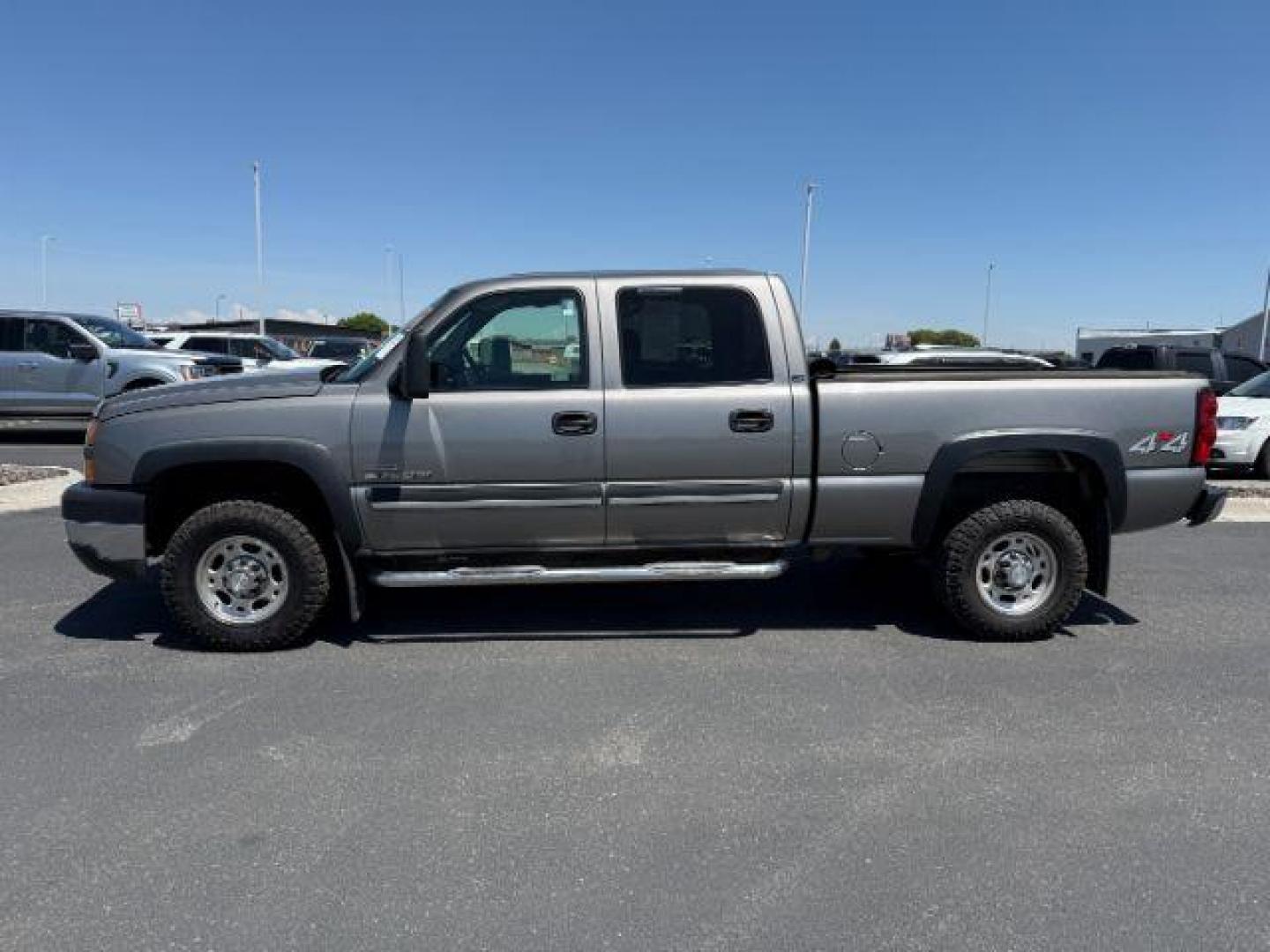 2006 GRAY /CLOTH Chevrolet Silverado 2500HD LS (1GCHK23DX6F) with an 6.6 engine, AUTOMATIC transmission, located at 1235 N Woodruff Ave., Idaho Falls, 83401, (208) 523-1053, 43.507172, -112.000488 - At Timberline Auto, finding a great deal on your next vehicle is always easy! Our experienced sales staff's goal is to help find you the right vehicle at the right price! Our knowledgeable finance department has options for almost any credit score. We offer extended service contract options to prote - Photo#0