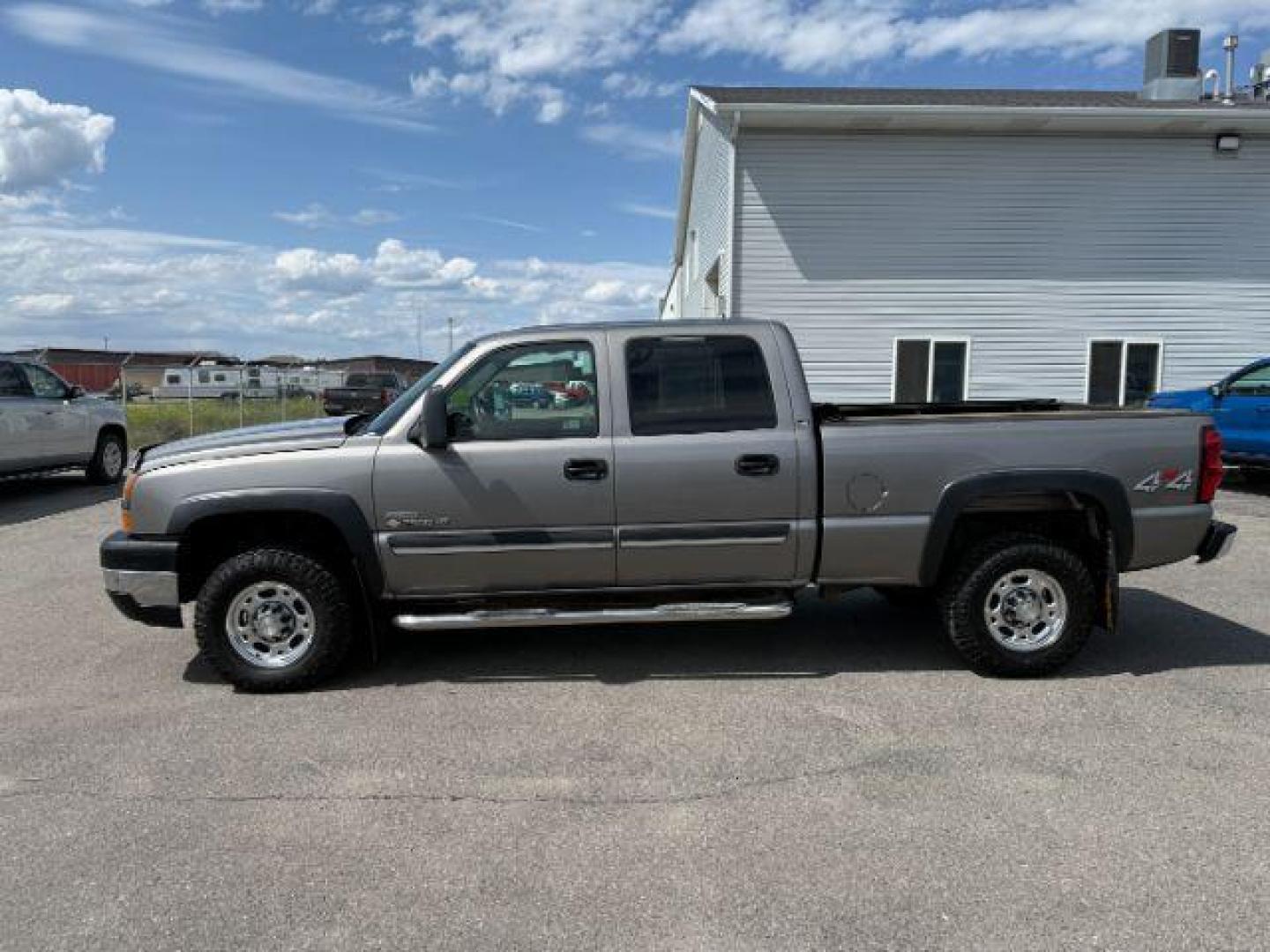 2006 GRAY /CLOTH Chevrolet Silverado 2500HD LS (1GCHK23DX6F) with an 6.6 engine, AUTOMATIC transmission, located at 1235 N Woodruff Ave., Idaho Falls, 83401, (208) 523-1053, 43.507172, -112.000488 - At Timberline Auto, finding a great deal on your next vehicle is always easy! Our experienced sales staff's goal is to help find you the right vehicle at the right price! Our knowledgeable finance department has options for almost any credit score. We offer extended service contract options to prote - Photo#21