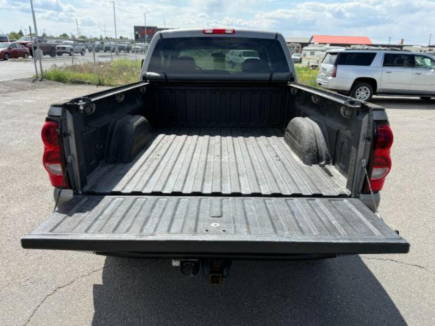 2006 GRAY /CLOTH Chevrolet Silverado 2500HD LS (1GCHK23DX6F) with an 6.6 engine, AUTOMATIC transmission, located at 1235 N Woodruff Ave., Idaho Falls, 83401, (208) 523-1053, 43.507172, -112.000488 - At Timberline Auto, finding a great deal on your next vehicle is always easy! Our experienced sales staff's goal is to help find you the right vehicle at the right price! Our knowledgeable finance department has options for almost any credit score. We offer extended service contract options to prote - Photo#24