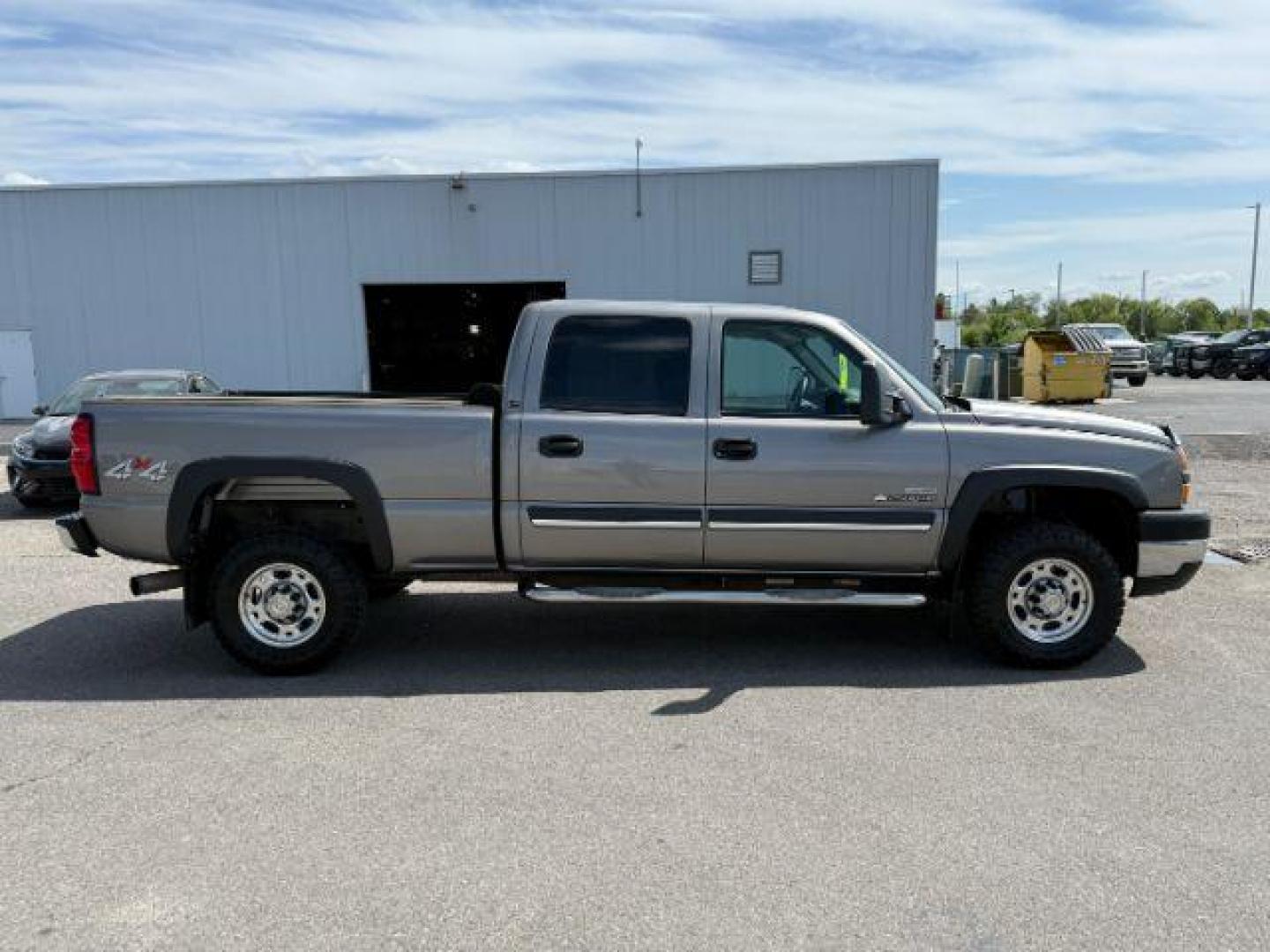 2006 GRAY /CLOTH Chevrolet Silverado 2500HD LS (1GCHK23DX6F) with an 6.6 engine, AUTOMATIC transmission, located at 1235 N Woodruff Ave., Idaho Falls, 83401, (208) 523-1053, 43.507172, -112.000488 - At Timberline Auto, finding a great deal on your next vehicle is always easy! Our experienced sales staff's goal is to help find you the right vehicle at the right price! Our knowledgeable finance department has options for almost any credit score. We offer extended service contract options to prote - Photo#26