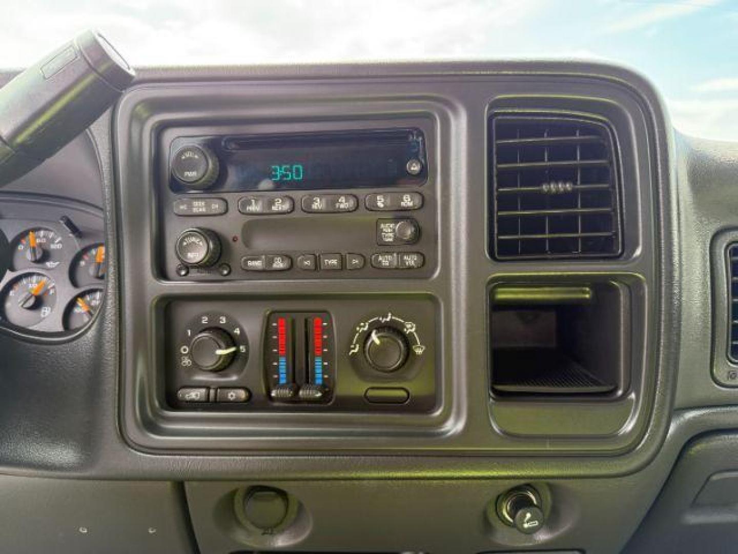 2006 GRAY /CLOTH Chevrolet Silverado 2500HD LS (1GCHK23DX6F) with an 6.6 engine, AUTOMATIC transmission, located at 1235 N Woodruff Ave., Idaho Falls, 83401, (208) 523-1053, 43.507172, -112.000488 - At Timberline Auto, finding a great deal on your next vehicle is always easy! Our experienced sales staff's goal is to help find you the right vehicle at the right price! Our knowledgeable finance department has options for almost any credit score. We offer extended service contract options to prote - Photo#33