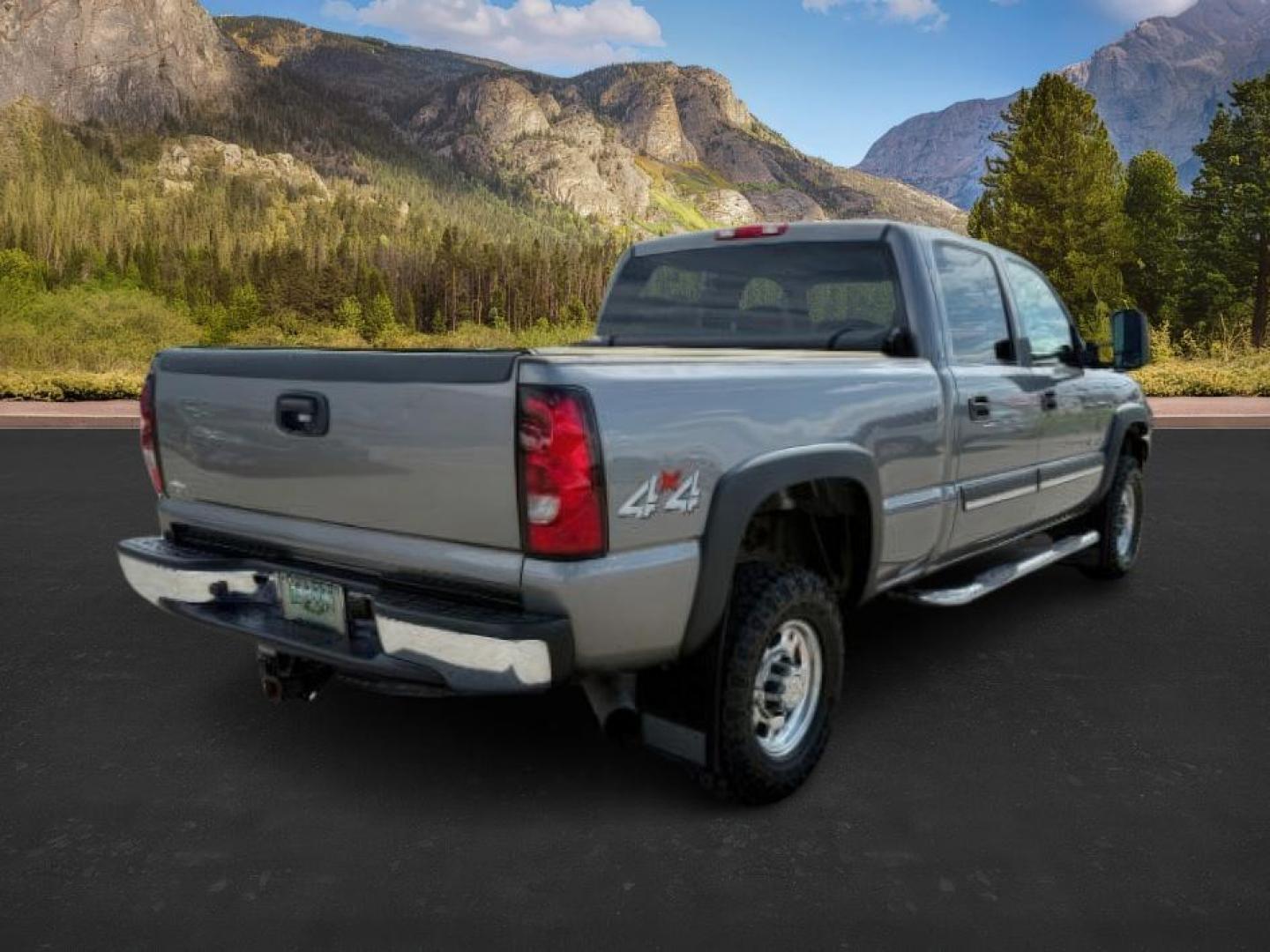 2006 GRAY /CLOTH Chevrolet Silverado 2500HD LS (1GCHK23DX6F) with an 6.6 engine, AUTOMATIC transmission, located at 1235 N Woodruff Ave., Idaho Falls, 83401, (208) 523-1053, 43.507172, -112.000488 - At Timberline Auto, finding a great deal on your next vehicle is always easy! Our experienced sales staff's goal is to help find you the right vehicle at the right price! Our knowledgeable finance department has options for almost any credit score. We offer extended service contract options to prote - Photo#5