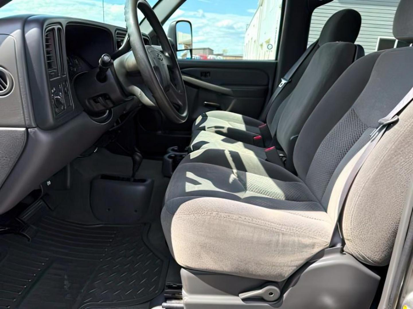 2006 GRAY /CLOTH Chevrolet Silverado 2500HD LS (1GCHK23DX6F) with an 6.6 engine, AUTOMATIC transmission, located at 1235 N Woodruff Ave., Idaho Falls, 83401, (208) 523-1053, 43.507172, -112.000488 - At Timberline Auto, finding a great deal on your next vehicle is always easy! Our experienced sales staff's goal is to help find you the right vehicle at the right price! Our knowledgeable finance department has options for almost any credit score. We offer extended service contract options to prote - Photo#10