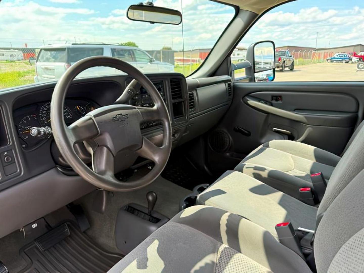 2006 GRAY /CLOTH Chevrolet Silverado 2500HD LS (1GCHK23DX6F) with an 6.6 engine, AUTOMATIC transmission, located at 1235 N Woodruff Ave., Idaho Falls, 83401, (208) 523-1053, 43.507172, -112.000488 - At Timberline Auto, finding a great deal on your next vehicle is always easy! Our experienced sales staff's goal is to help find you the right vehicle at the right price! Our knowledgeable finance department has options for almost any credit score. We offer extended service contract options to prote - Photo#11