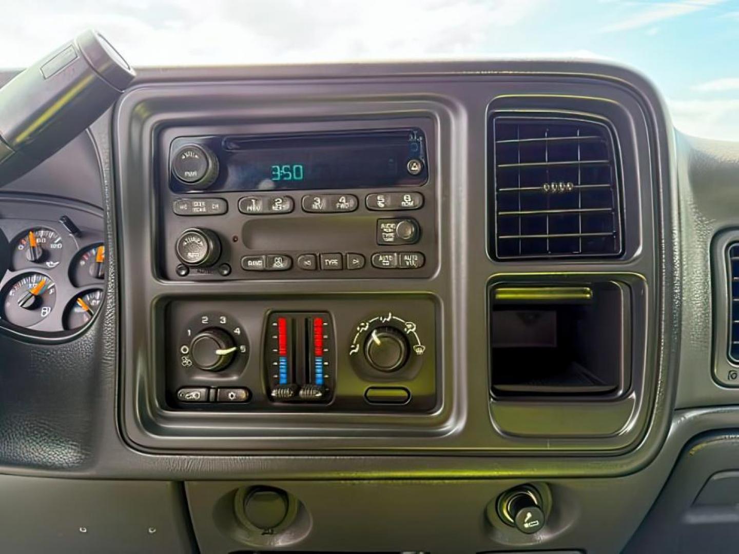 2006 GRAY /CLOTH Chevrolet Silverado 2500HD LS (1GCHK23DX6F) with an 6.6 engine, AUTOMATIC transmission, located at 1235 N Woodruff Ave., Idaho Falls, 83401, (208) 523-1053, 43.507172, -112.000488 - At Timberline Auto, finding a great deal on your next vehicle is always easy! Our experienced sales staff's goal is to help find you the right vehicle at the right price! Our knowledgeable finance department has options for almost any credit score. We offer extended service contract options to prote - Photo#13