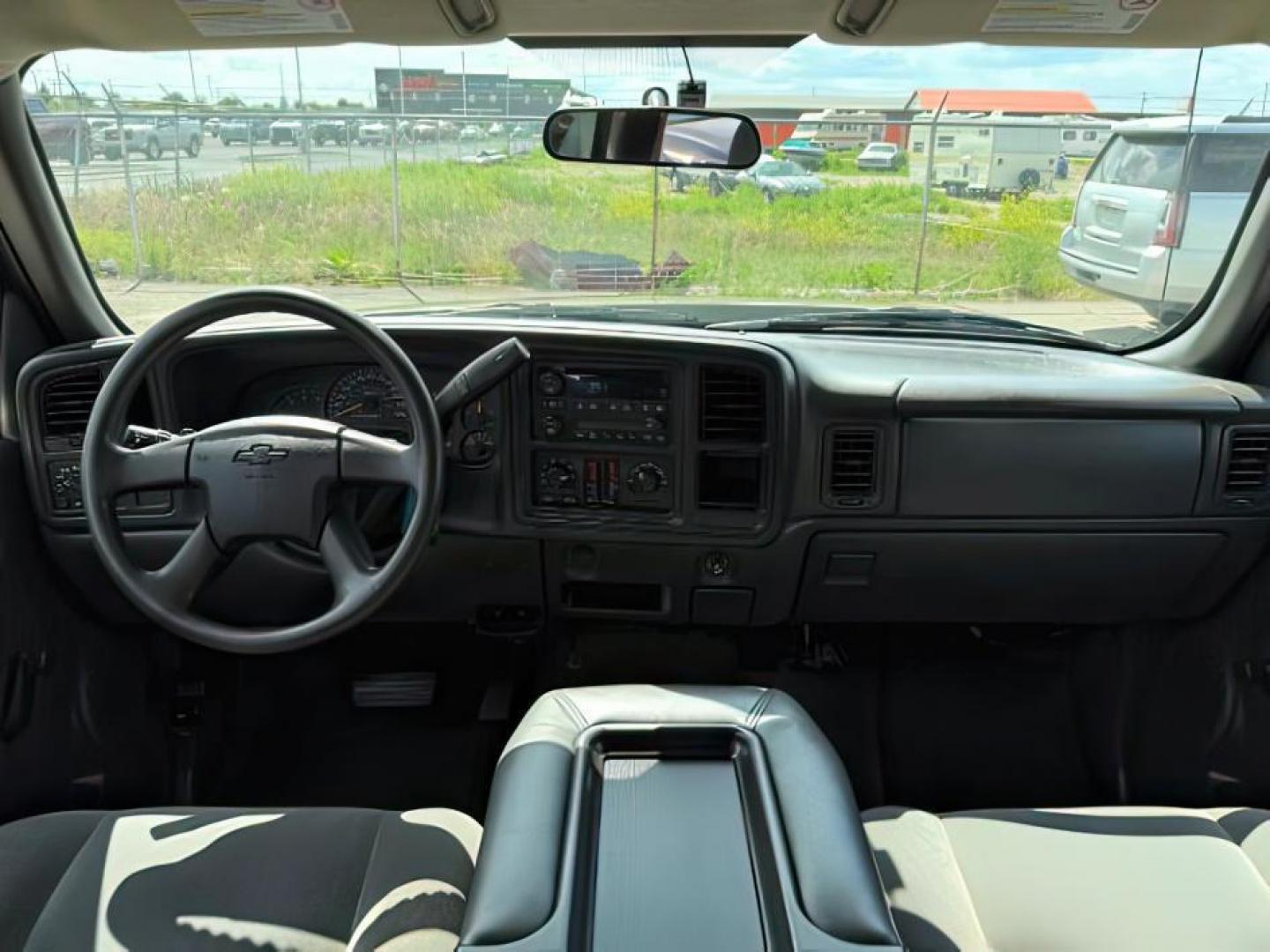 2006 GRAY /CLOTH Chevrolet Silverado 2500HD LS (1GCHK23DX6F) with an 6.6 engine, AUTOMATIC transmission, located at 1235 N Woodruff Ave., Idaho Falls, 83401, (208) 523-1053, 43.507172, -112.000488 - At Timberline Auto, finding a great deal on your next vehicle is always easy! Our experienced sales staff's goal is to help find you the right vehicle at the right price! Our knowledgeable finance department has options for almost any credit score. We offer extended service contract options to prote - Photo#17