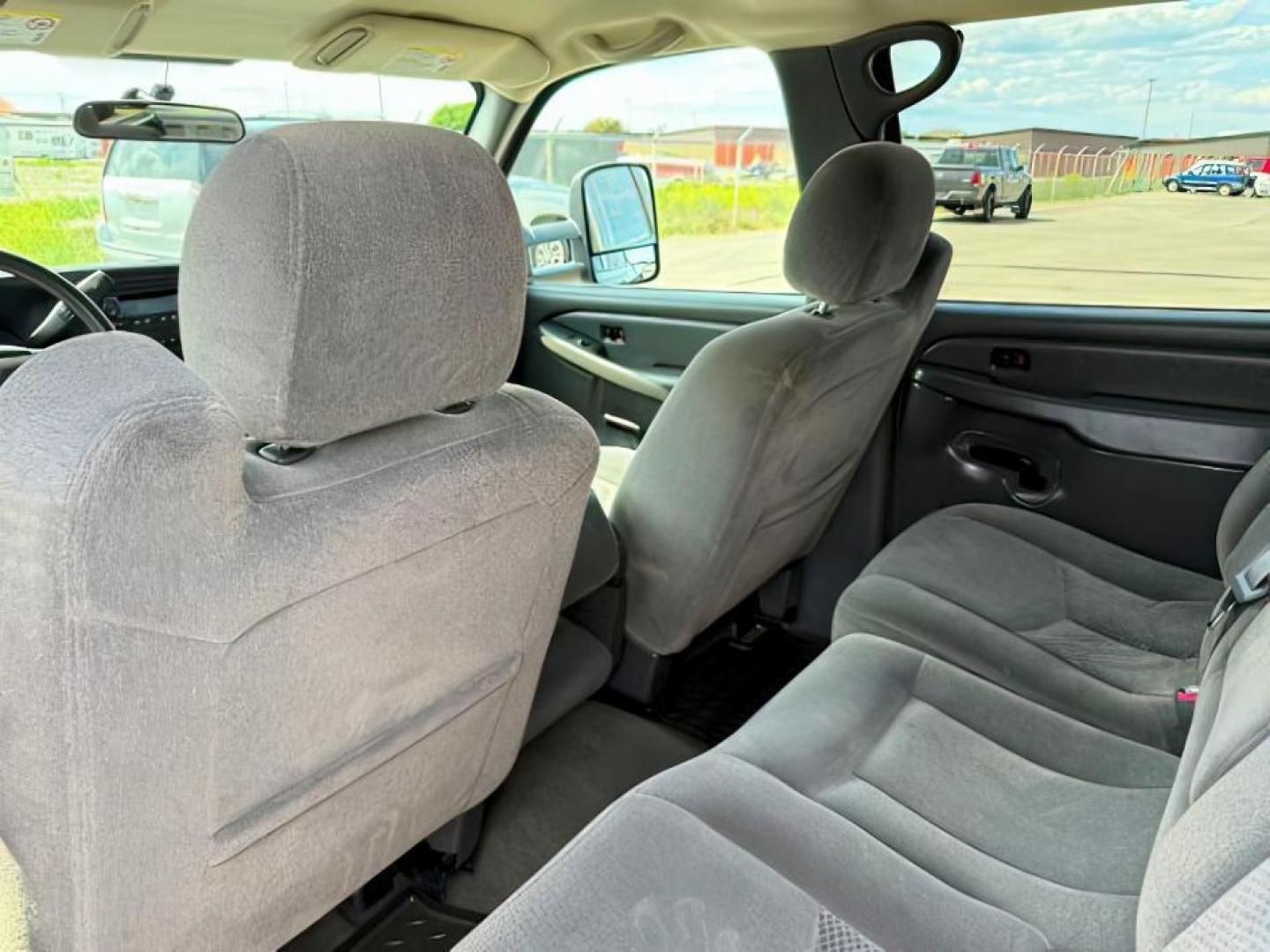 2006 GRAY /CLOTH Chevrolet Silverado 2500HD LS (1GCHK23DX6F) with an 6.6 engine, AUTOMATIC transmission, located at 1235 N Woodruff Ave., Idaho Falls, 83401, (208) 523-1053, 43.507172, -112.000488 - At Timberline Auto, finding a great deal on your next vehicle is always easy! Our experienced sales staff's goal is to help find you the right vehicle at the right price! Our knowledgeable finance department has options for almost any credit score. We offer extended service contract options to prote - Photo#18