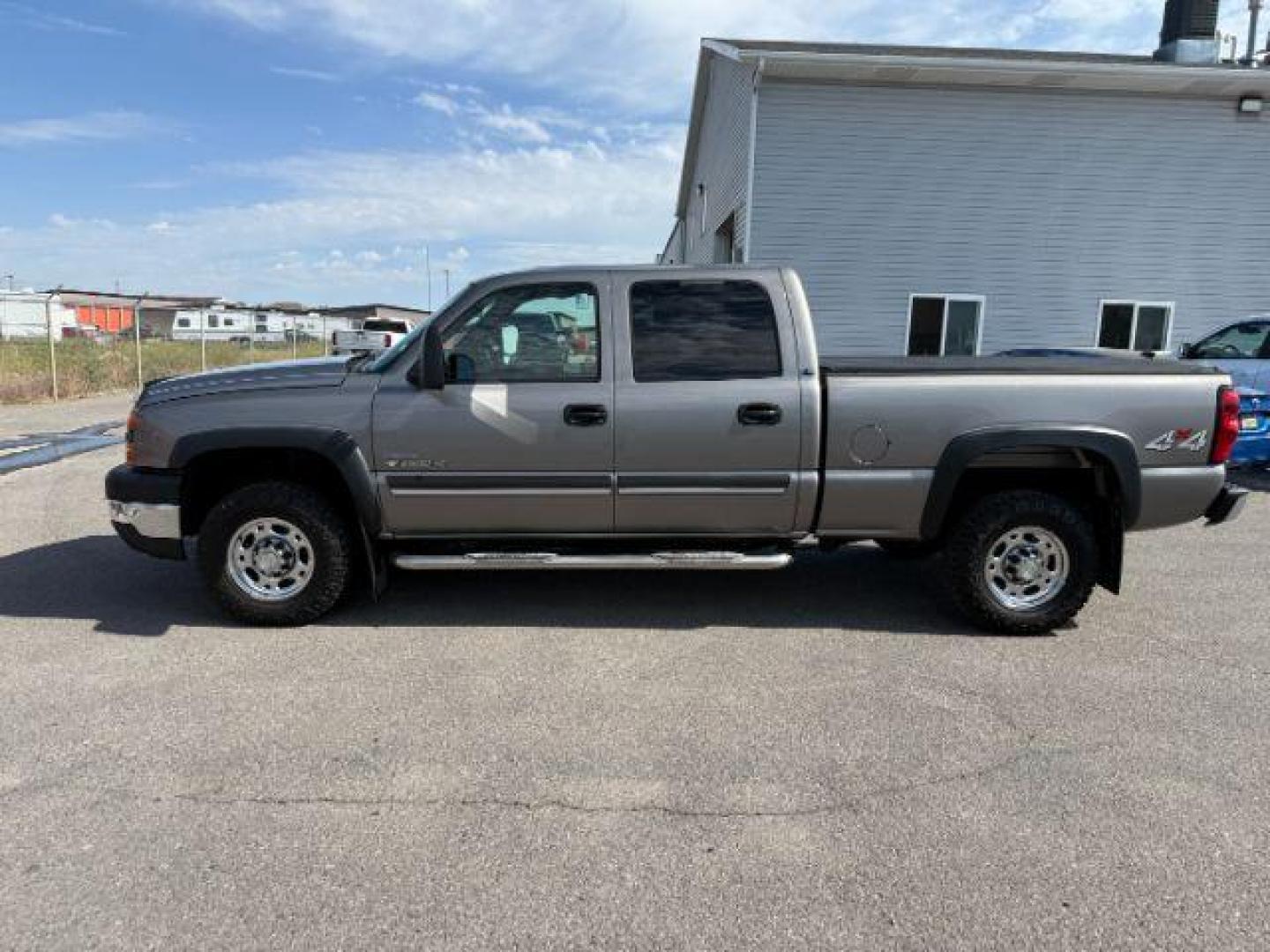2006 GRAY /CLOTH Chevrolet Silverado 2500HD (1GCHK23DX6F) with an 66 engine, Automatic transmission, located at 1175 N Woodruff Ave, Idaho Falls, ID, 83401, 43.506901, -111.999657 - Photo#21