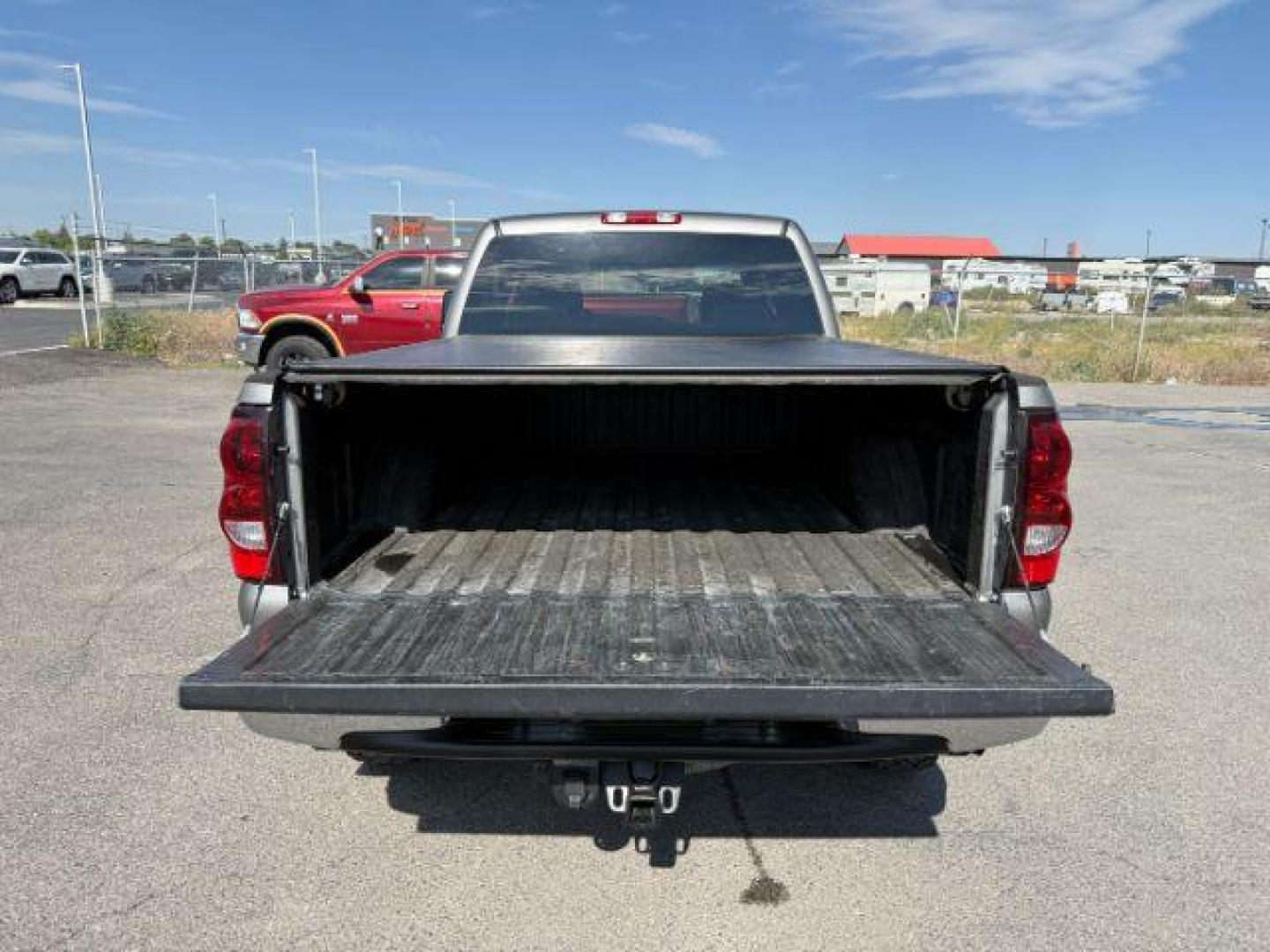 2006 GRAY /CLOTH Chevrolet Silverado 2500HD (1GCHK23DX6F) with an 66 engine, Automatic transmission, located at 1175 N Woodruff Ave, Idaho Falls, ID, 83401, 43.506901, -111.999657 - Photo#24