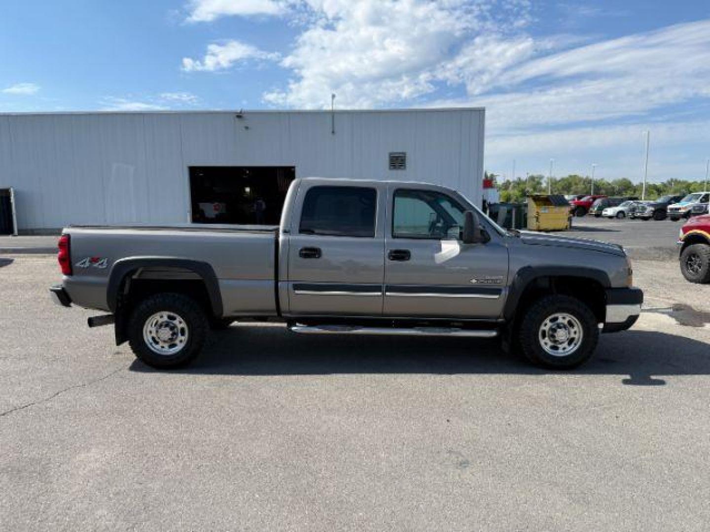 2006 GRAY /CLOTH Chevrolet Silverado 2500HD (1GCHK23DX6F) with an 66 engine, Automatic transmission, located at 1175 N Woodruff Ave, Idaho Falls, ID, 83401, 43.506901, -111.999657 - Photo#26
