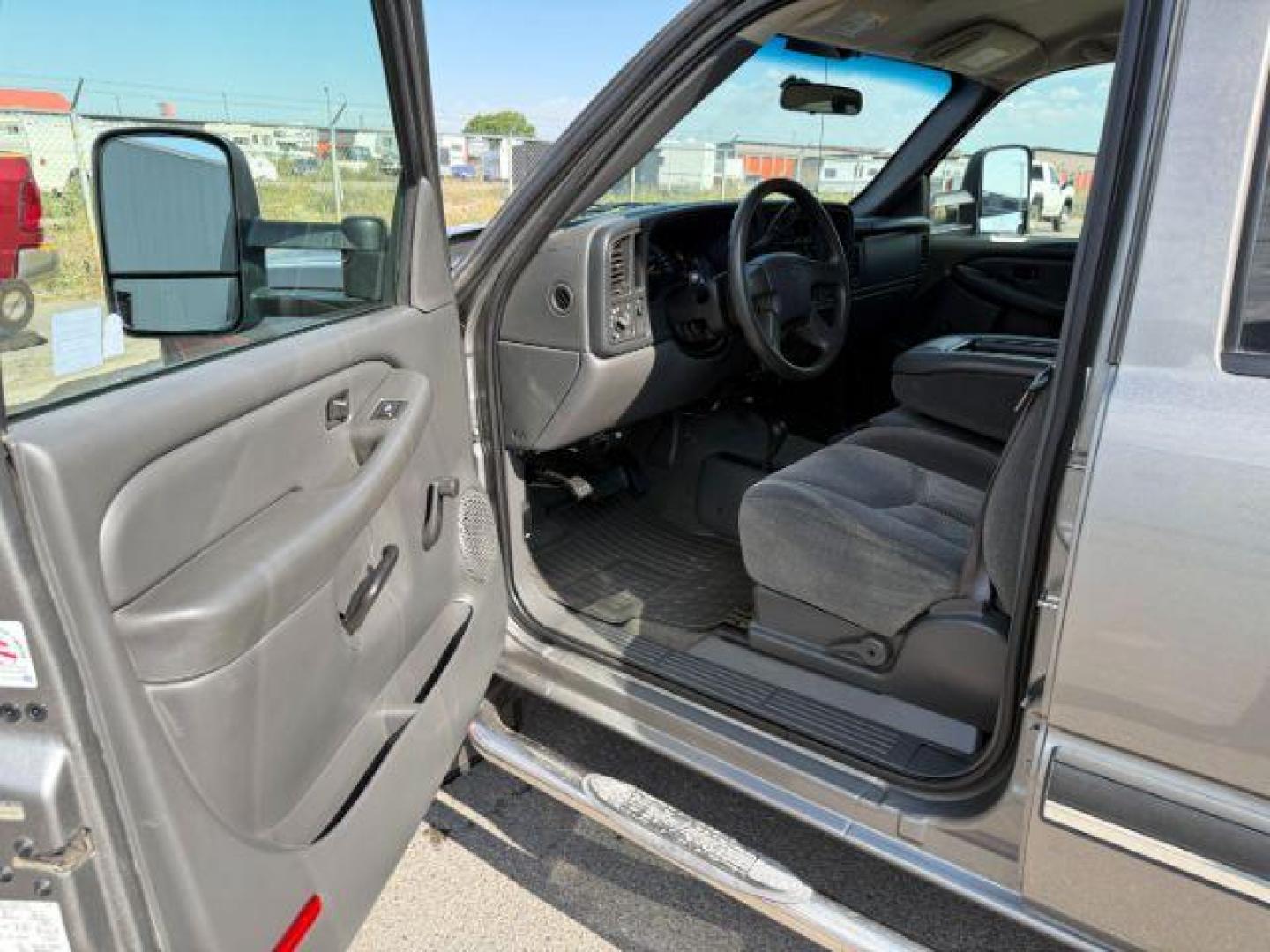 2006 GRAY /CLOTH Chevrolet Silverado 2500HD (1GCHK23DX6F) with an 66 engine, Automatic transmission, located at 1175 N Woodruff Ave, Idaho Falls, ID, 83401, 43.506901, -111.999657 - Photo#30