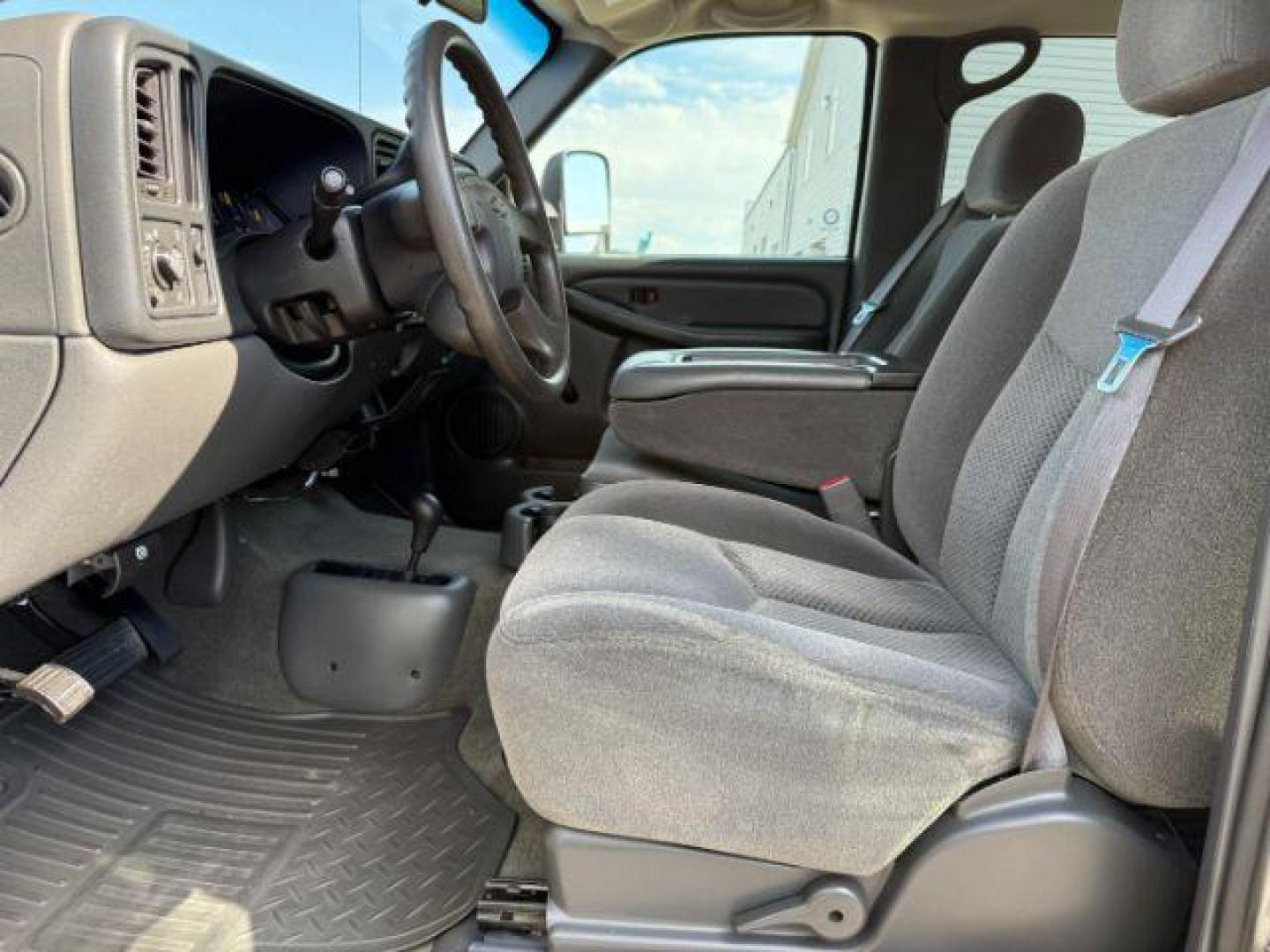 2006 GRAY /CLOTH Chevrolet Silverado 2500HD (1GCHK23DX6F) with an 66 engine, Automatic transmission, located at 1175 N Woodruff Ave, Idaho Falls, ID, 83401, 43.506901, -111.999657 - Photo#31