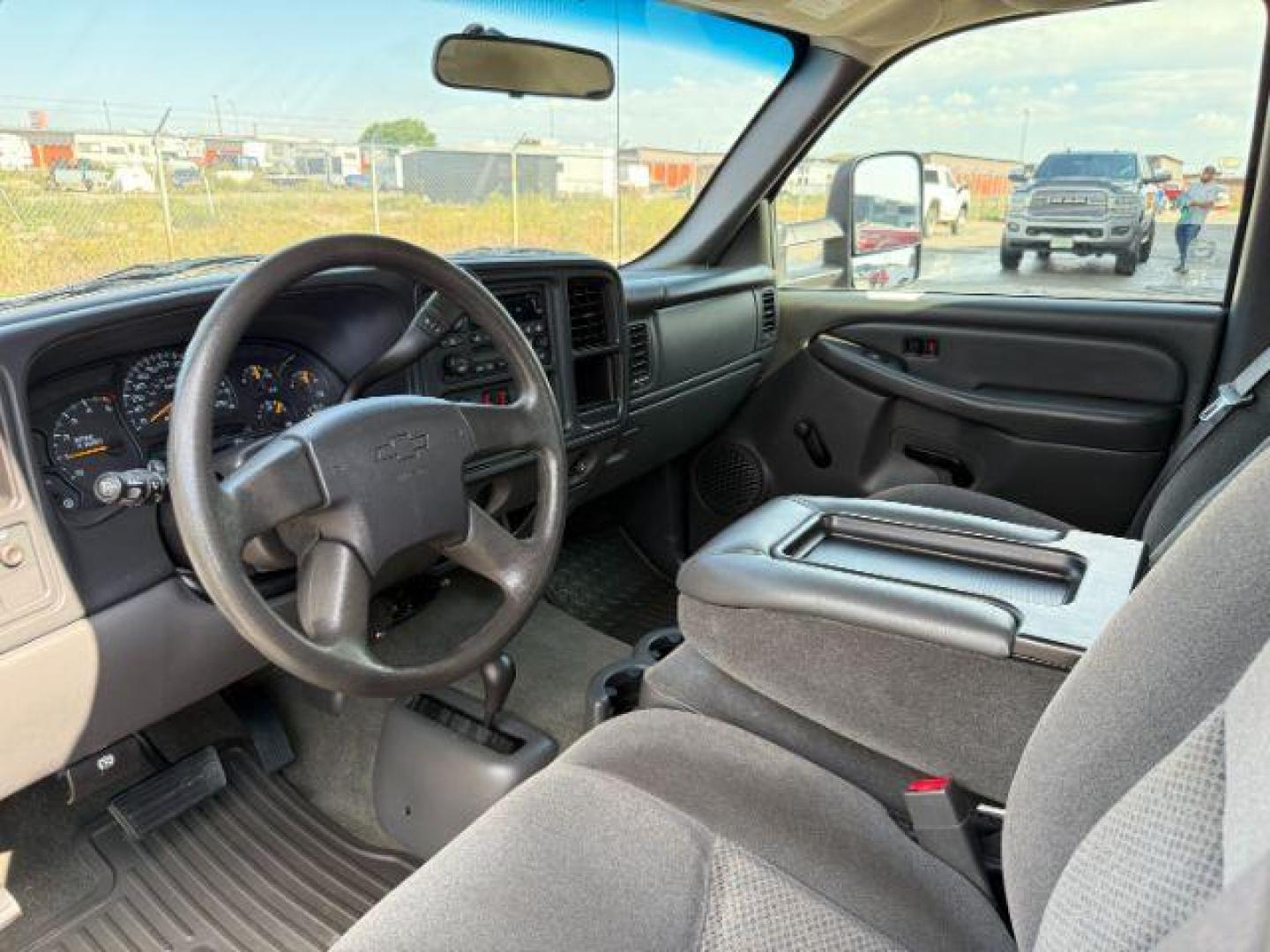 2006 GRAY /CLOTH Chevrolet Silverado 2500HD (1GCHK23DX6F) with an 66 engine, Automatic transmission, located at 1175 N Woodruff Ave, Idaho Falls, ID, 83401, 43.506901, -111.999657 - Photo#32