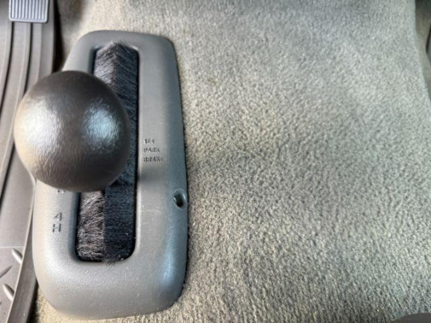 2006 GRAY /CLOTH Chevrolet Silverado 2500HD (1GCHK23DX6F) with an 66 engine, Automatic transmission, located at 1175 N Woodruff Ave, Idaho Falls, ID, 83401, 43.506901, -111.999657 - Photo#37