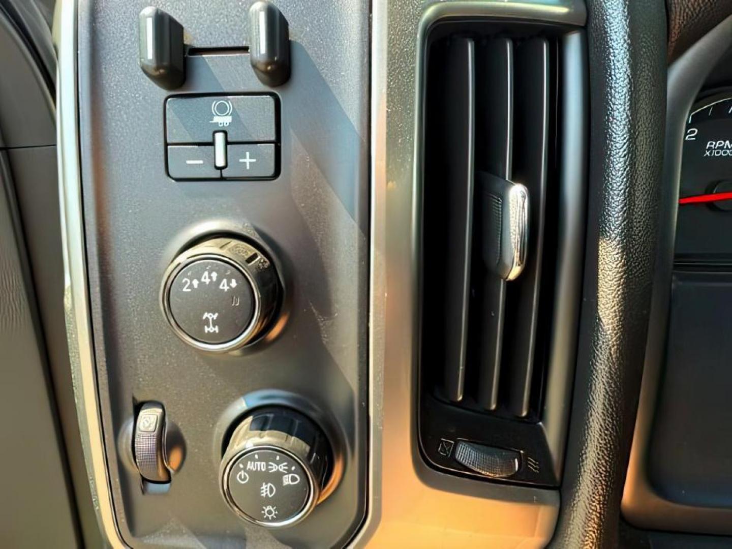2019 Summit White /Jet Black Chevrolet Silverado 3500HD (1GC4KWCY8KF) with an 66L DURAMAX engine, Automatic transmission, located at 1175 N Woodruff Ave, Idaho Falls, ID, 83401, 43.506901, -111.999657 - At Timberline Auto, finding a great deal on your next vehicle is always easy! Our experienced sales staff's goal is to help find you the right vehicle at the right price! Our knowledgeable finance department has options for almost any credit score. We offer extended service contract options to prote - Photo#14
