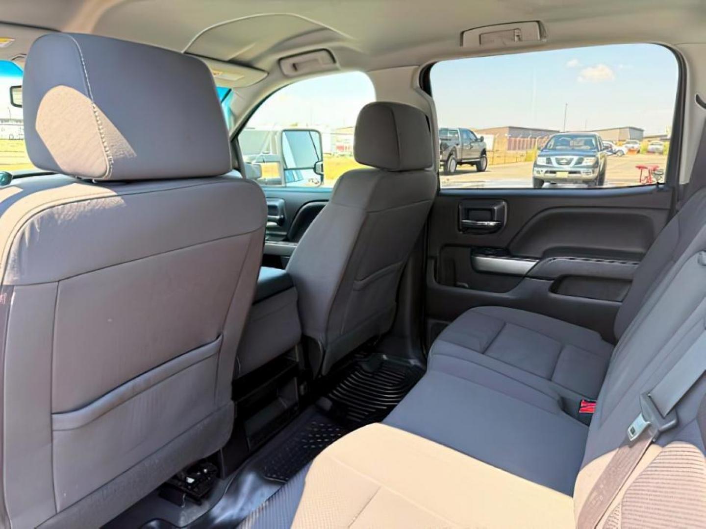 2019 Summit White /Jet Black Chevrolet Silverado 3500HD (1GC4KWCY8KF) with an 66L DURAMAX engine, Automatic transmission, located at 1175 N Woodruff Ave, Idaho Falls, ID, 83401, 43.506901, -111.999657 - At Timberline Auto, finding a great deal on your next vehicle is always easy! Our experienced sales staff's goal is to help find you the right vehicle at the right price! Our knowledgeable finance department has options for almost any credit score. We offer extended service contract options to prote - Photo#18