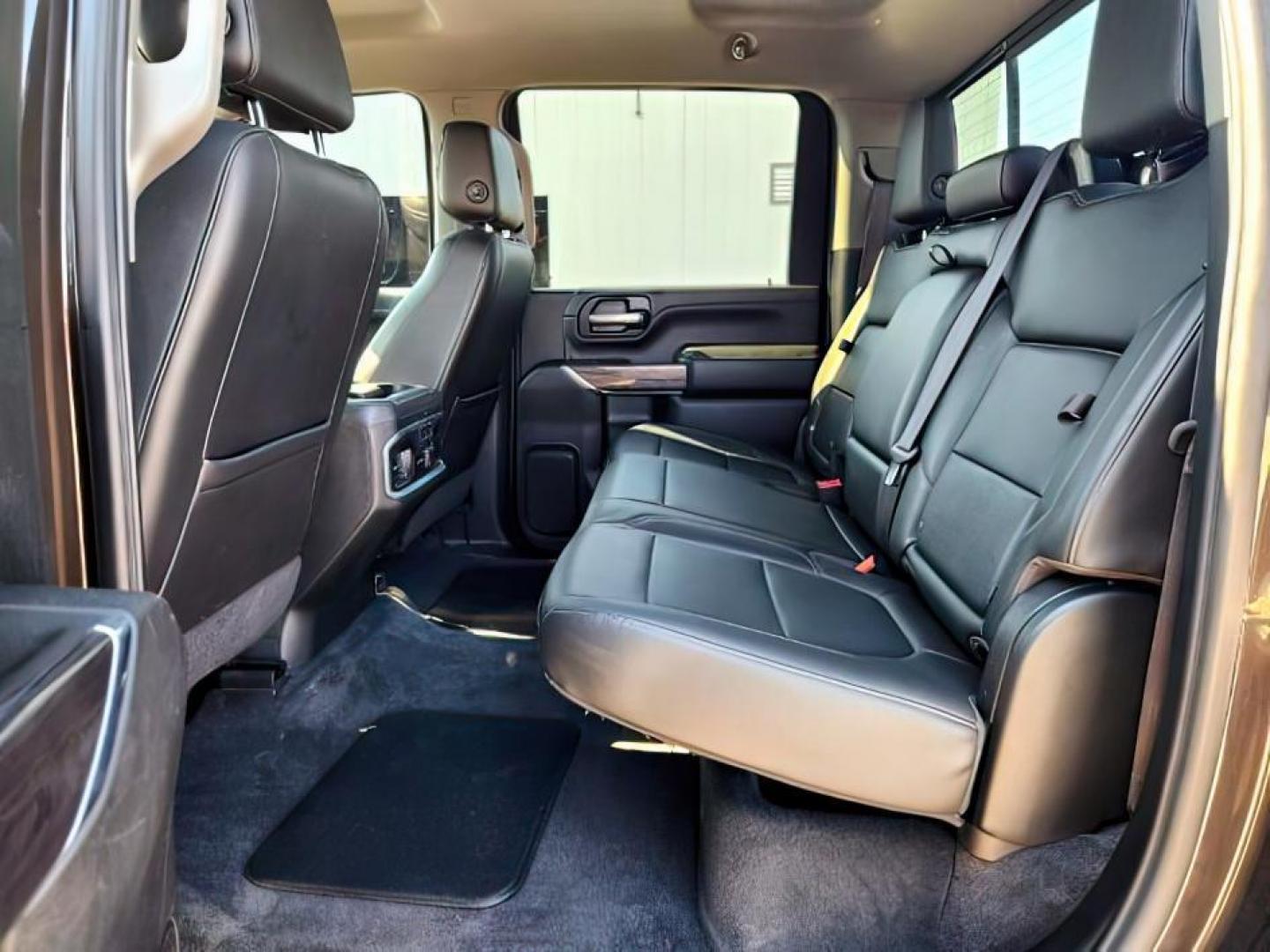 2020 BLACK /LEATHER Chevrolet Silverado 2500HD (1GC4YPEY3LF) with an 66 engine, Automatic transmission, located at 1175 N Woodruff Ave, Idaho Falls, ID, 83401, 43.506901, -111.999657 - At Timberline Auto, finding a great deal on your next vehicle is always easy! Our experienced sales staff's goal is to help find you the right vehicle at the right price! Our knowledgeable finance department has options for almost any credit score. We offer extended service contract options to prote - Photo#10