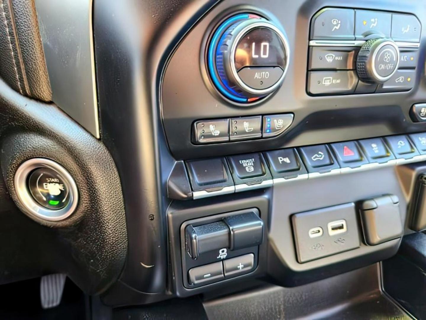 2020 BLACK /LEATHER Chevrolet Silverado 2500HD (1GC4YPEY3LF) with an 66 engine, Automatic transmission, located at 1175 N Woodruff Ave, Idaho Falls, ID, 83401, 43.506901, -111.999657 - At Timberline Auto, finding a great deal on your next vehicle is always easy! Our experienced sales staff's goal is to help find you the right vehicle at the right price! Our knowledgeable finance department has options for almost any credit score. We offer extended service contract options to prote - Photo#19