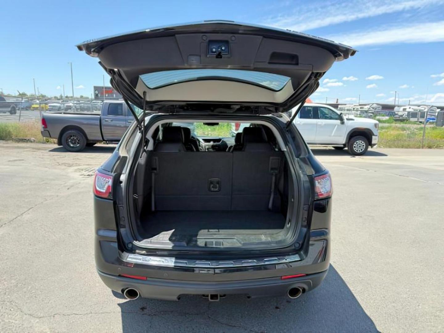 2016 Mosaic Black Metallic /Ebony Chevrolet Traverse LTZ (1GNKVJKD9GJ) with an 3.6L V-6 gasoline direct injection engine, AUTOMATIC transmission, located at 1235 N Woodruff Ave., Idaho Falls, 83401, (208) 523-1053, 43.507172, -112.000488 - At Timberline Auto, finding a great deal on your next vehicle is always easy! Our experienced sales staff's goal is to help find you the right vehicle at the right price! Our knowledgeable finance department has options for almost any credit score. We offer extended service contract options to prote - Photo#5