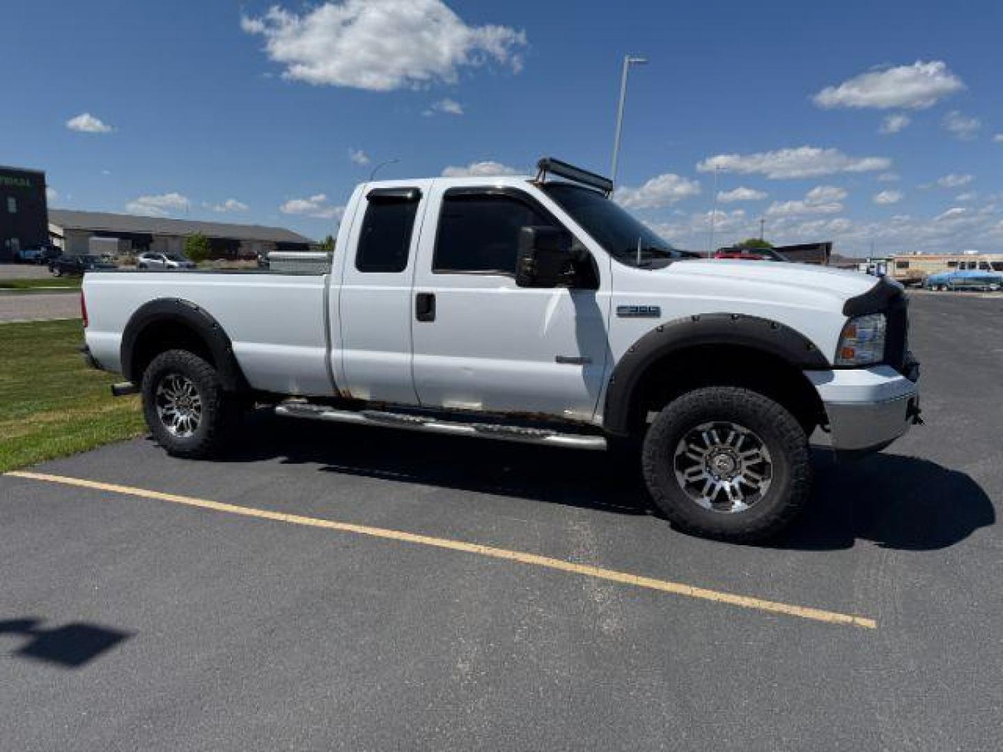 2007 WHITE /CLOTH Ford Super Duty F-350 SRW XLT (1FTWX31P87E) with an 6.0 engine, AUTOMATIC transmission, located at 1235 N Woodruff Ave., Idaho Falls, 83401, (208) 523-1053, 43.507172, -112.000488 - At Timberline Auto, finding a great deal on your next vehicle is always easy! Our experienced sales staff's goal is to help find you the right vehicle at the right price! Our knowledgeable finance department has options for almost any credit score. We offer extended service contract options to prote - Photo#0