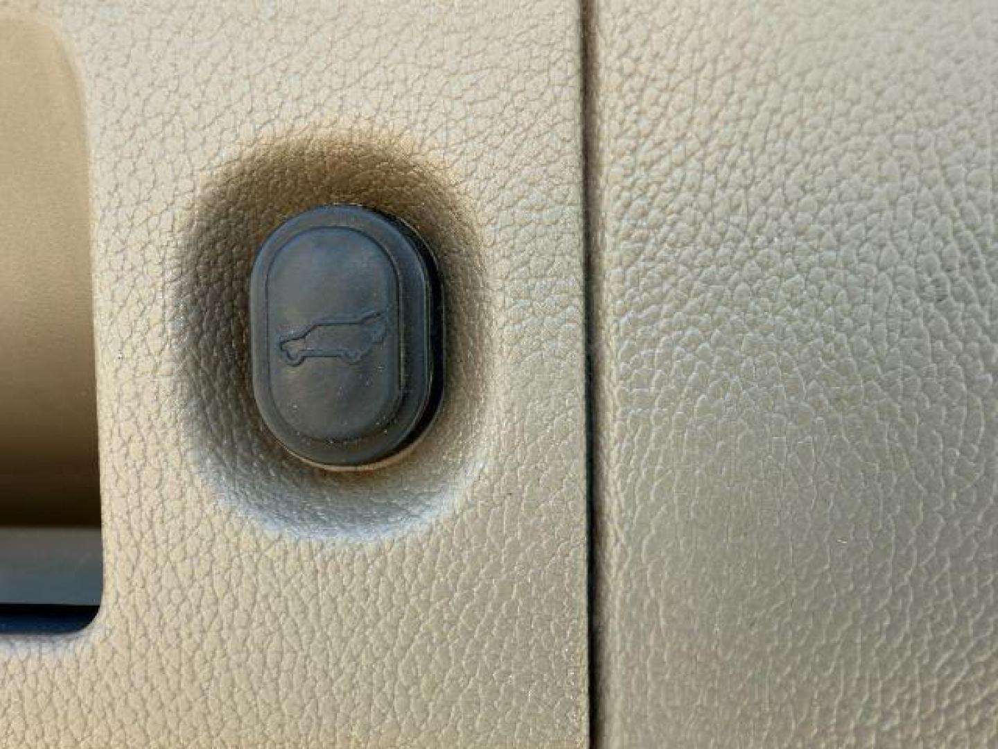 2019 SILVER /Cocoa/Dune GMC Yukon XL SLT (1GKS2GKC0KR) with an EcoTec3 5.3L V-8 gasoline direct injection engine, AUTOMATIC transmission, located at 1235 N Woodruff Ave., Idaho Falls, 83401, (208) 523-1053, 43.507172, -112.000488 - At Timberline Auto, finding a great deal on your next vehicle is always easy! Our experienced sales staff's goal is to help find you the right vehicle at the right price! Our knowledgeable finance department has options for almost any credit score. We offer extended service contract options to prote - Photo#33