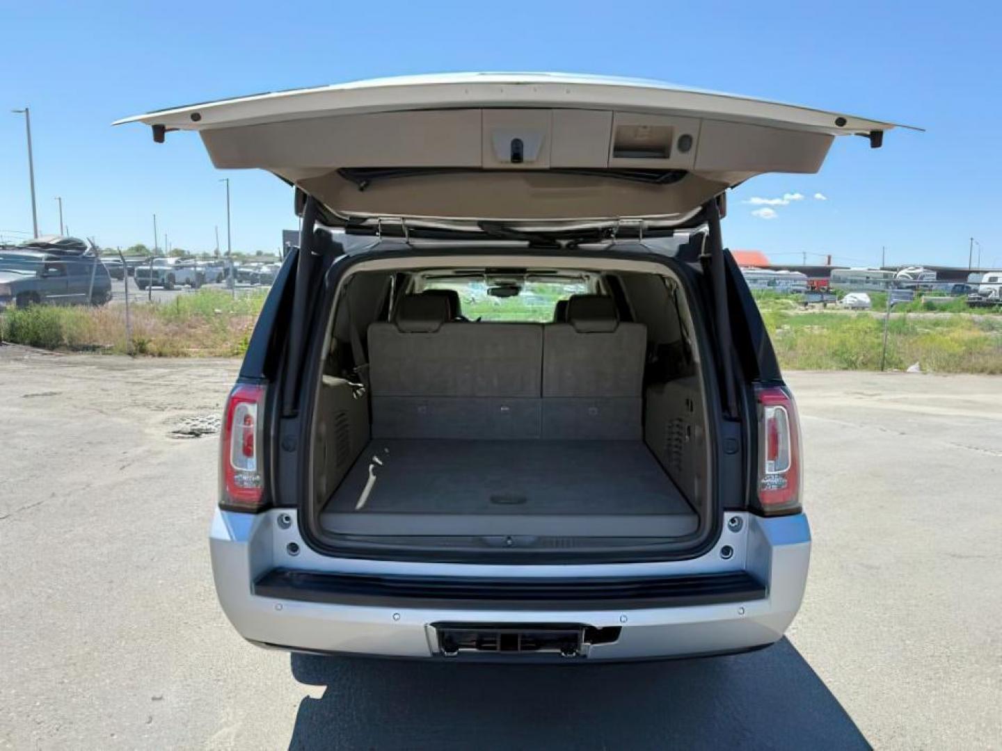 2019 SILVER /Cocoa/Dune GMC Yukon XL SLT (1GKS2GKC0KR) with an EcoTec3 5.3L V-8 gasoline direct injection engine, AUTOMATIC transmission, located at 1235 N Woodruff Ave., Idaho Falls, 83401, (208) 523-1053, 43.507172, -112.000488 - At Timberline Auto, finding a great deal on your next vehicle is always easy! Our experienced sales staff's goal is to help find you the right vehicle at the right price! Our knowledgeable finance department has options for almost any credit score. We offer extended service contract options to prote - Photo#5