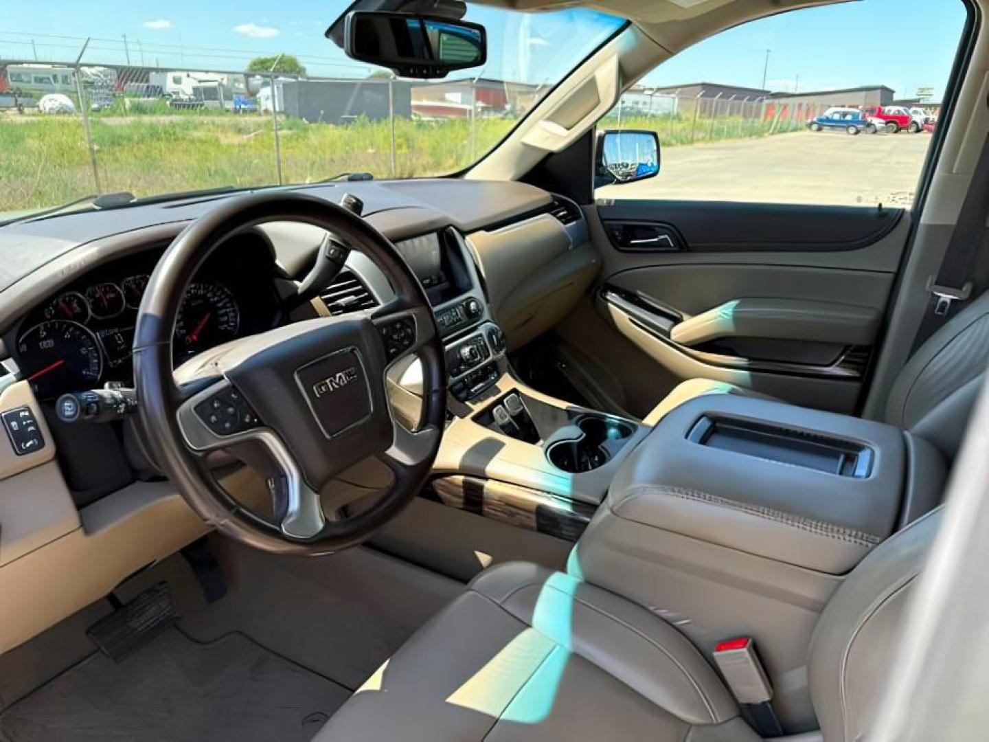 2019 SILVER /Cocoa/Dune GMC Yukon XL SLT (1GKS2GKC0KR) with an EcoTec3 5.3L V-8 gasoline direct injection engine, AUTOMATIC transmission, located at 1235 N Woodruff Ave., Idaho Falls, 83401, (208) 523-1053, 43.507172, -112.000488 - At Timberline Auto, finding a great deal on your next vehicle is always easy! Our experienced sales staff's goal is to help find you the right vehicle at the right price! Our knowledgeable finance department has options for almost any credit score. We offer extended service contract options to prote - Photo#14