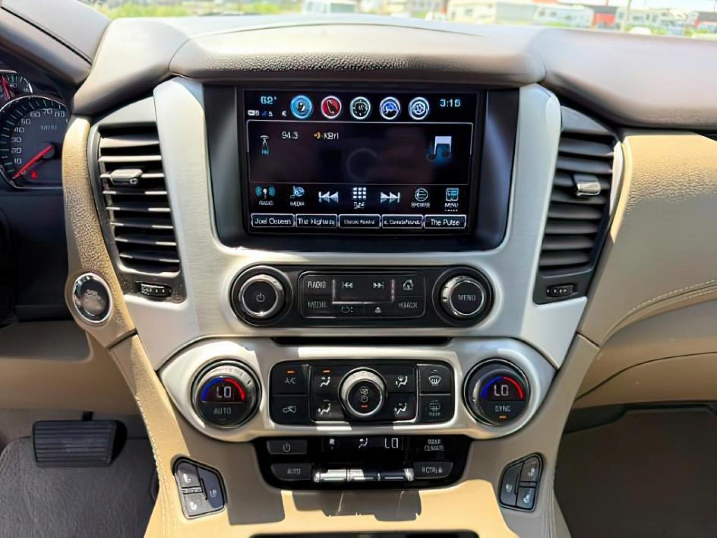 2019 SILVER /Cocoa/Dune GMC Yukon XL SLT (1GKS2GKC0KR) with an EcoTec3 5.3L V-8 gasoline direct injection engine, AUTOMATIC transmission, located at 1235 N Woodruff Ave., Idaho Falls, 83401, (208) 523-1053, 43.507172, -112.000488 - At Timberline Auto, finding a great deal on your next vehicle is always easy! Our experienced sales staff's goal is to help find you the right vehicle at the right price! Our knowledgeable finance department has options for almost any credit score. We offer extended service contract options to prote - Photo#16