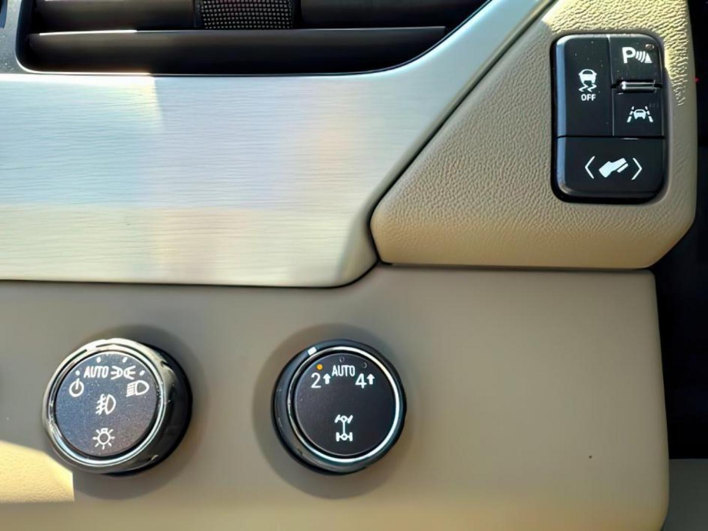 2019 SILVER /Cocoa/Dune GMC Yukon XL SLT (1GKS2GKC0KR) with an EcoTec3 5.3L V-8 gasoline direct injection engine, AUTOMATIC transmission, located at 1235 N Woodruff Ave., Idaho Falls, 83401, (208) 523-1053, 43.507172, -112.000488 - At Timberline Auto, finding a great deal on your next vehicle is always easy! Our experienced sales staff's goal is to help find you the right vehicle at the right price! Our knowledgeable finance department has options for almost any credit score. We offer extended service contract options to prote - Photo#18