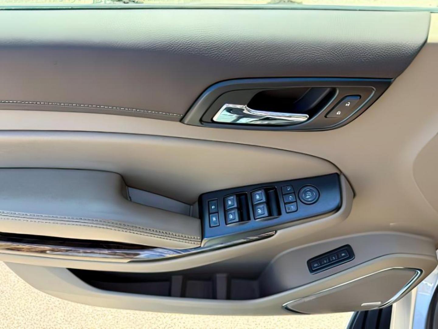 2019 SILVER /Cocoa/Dune GMC Yukon XL SLT (1GKS2GKC0KR) with an EcoTec3 5.3L V-8 gasoline direct injection engine, AUTOMATIC transmission, located at 1235 N Woodruff Ave., Idaho Falls, 83401, (208) 523-1053, 43.507172, -112.000488 - At Timberline Auto, finding a great deal on your next vehicle is always easy! Our experienced sales staff's goal is to help find you the right vehicle at the right price! Our knowledgeable finance department has options for almost any credit score. We offer extended service contract options to prote - Photo#20