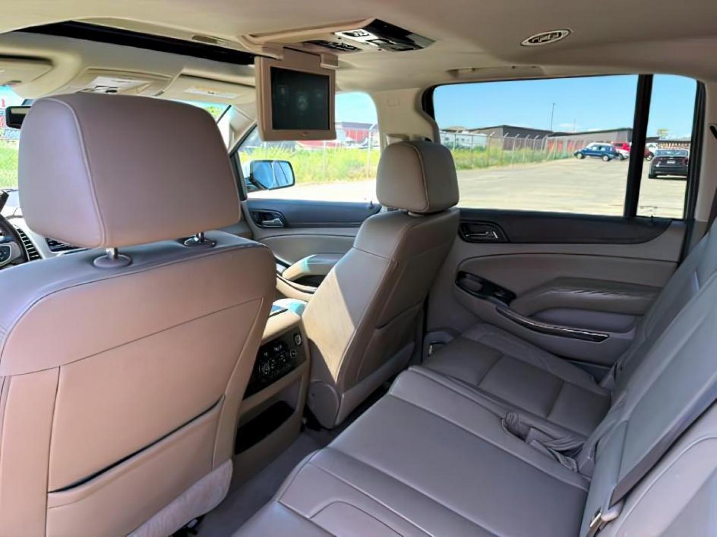 2019 SILVER /Cocoa/Dune GMC Yukon XL SLT (1GKS2GKC0KR) with an EcoTec3 5.3L V-8 gasoline direct injection engine, AUTOMATIC transmission, located at 1235 N Woodruff Ave., Idaho Falls, 83401, (208) 523-1053, 43.507172, -112.000488 - At Timberline Auto, finding a great deal on your next vehicle is always easy! Our experienced sales staff's goal is to help find you the right vehicle at the right price! Our knowledgeable finance department has options for almost any credit score. We offer extended service contract options to prote - Photo#24