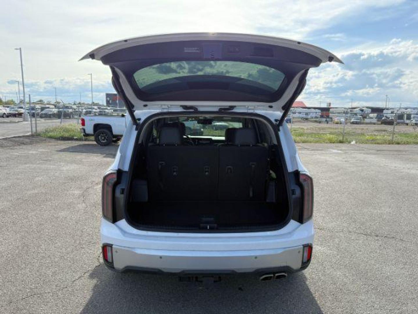 2024 WHITE /Black Kia Telluride EX (5XYP3DGCXRG) with an LAMBDA II 3.8L V-6 gasoline direct injection engine, AUTOMATIC transmission, located at 1235 N Woodruff Ave., Idaho Falls, 83401, (208) 523-1053, 43.507172, -112.000488 - At Timberline Auto, finding a great deal on your next vehicle is always easy! Our experienced sales staff's goal is to help find you the right vehicle at the right price! Our knowledgeable finance department has options for almost any credit score. We offer extended service contract options to prote - Photo#4